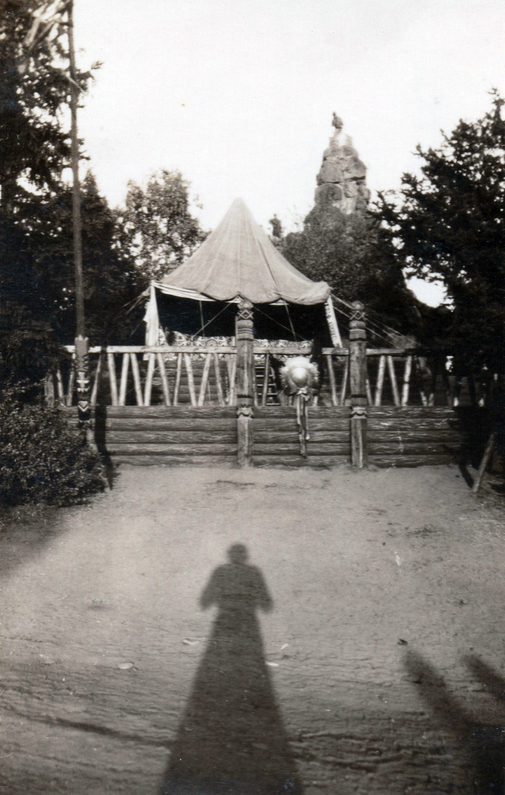 Magyarország, Gödöllő, 4. Nemzetközi Cserkész Világtalálkozó (Jamboree). Erzsébet-park, Robert Baden-Powell (a cserkészet megalapítója) díszsátra. Háttérben Zala György szobrász tervei alapján készült sziklahalom (Erzsébet királyné szobra mögött), tetején fehér mészkőből faragott királyi koronával., 1933, Fabriczius/Bodnár, Fortepan #191230