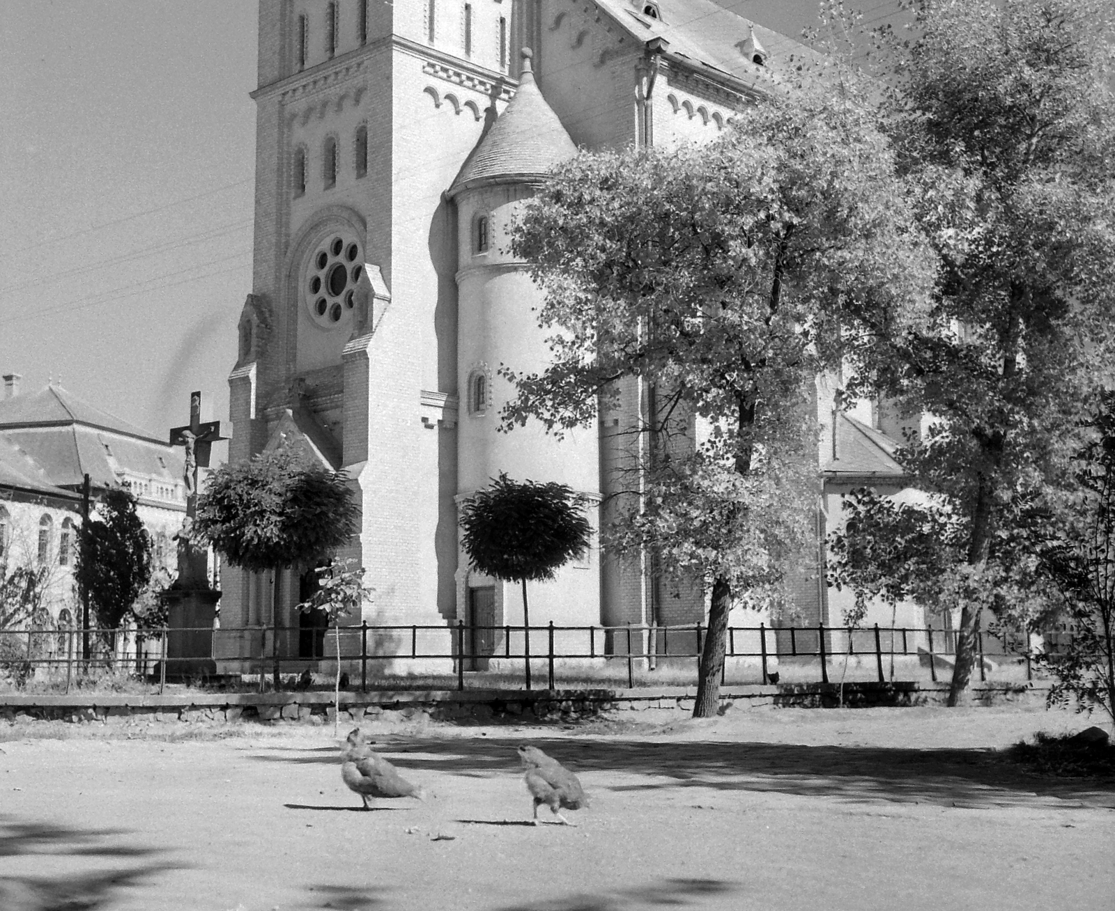 Hungary, Jászkisér, római katolikus templom. A templomkertben: kőkereszt, 1842., 1962, Kotnyek Antal, church, Catholic Church, romanesque revival architect, Fortepan #19124