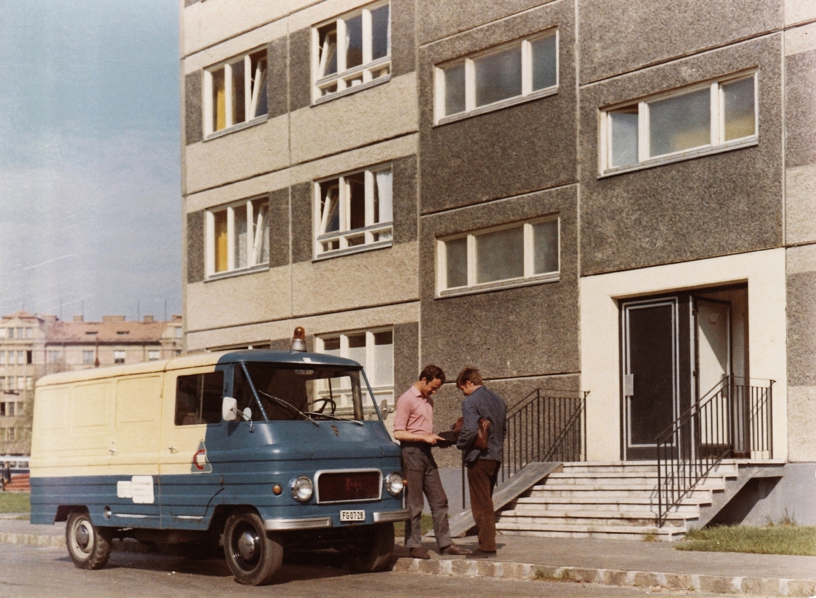 Magyarország, Budapest XI., Nagykikinda köz, háttérben a Fehérvári út - Hengermalom út között álló ház., 1974, FŐTÁV, Zuk-márka, Budapest, Fortepan #191270