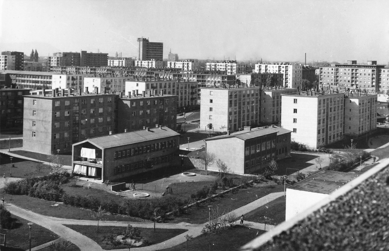 Hungary, Budapest IX., József Attila lakótelep, előtérben a Pöttyös utca 8/a, a bölcsőde, háttérben az Üllői úti házak., 1970, FŐTÁV, Budapest, Fortepan #191271