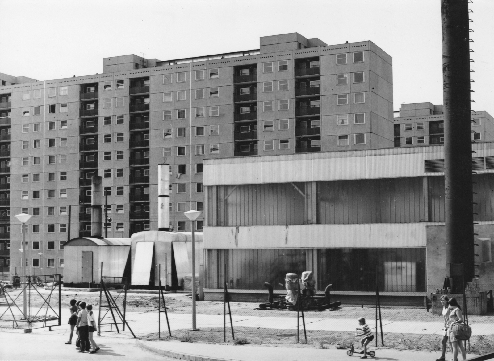 Hungary, Budapest X., Kőbánya Újhegyi lakótelep, Mádi utca, a FŐTÁV fűtőműve. Háttérben a Kővágó utca 6-2 számú ház és távolabb a Harmat utcai sávház részlete., 1975, FŐTÁV, Budapest, Fortepan #191272