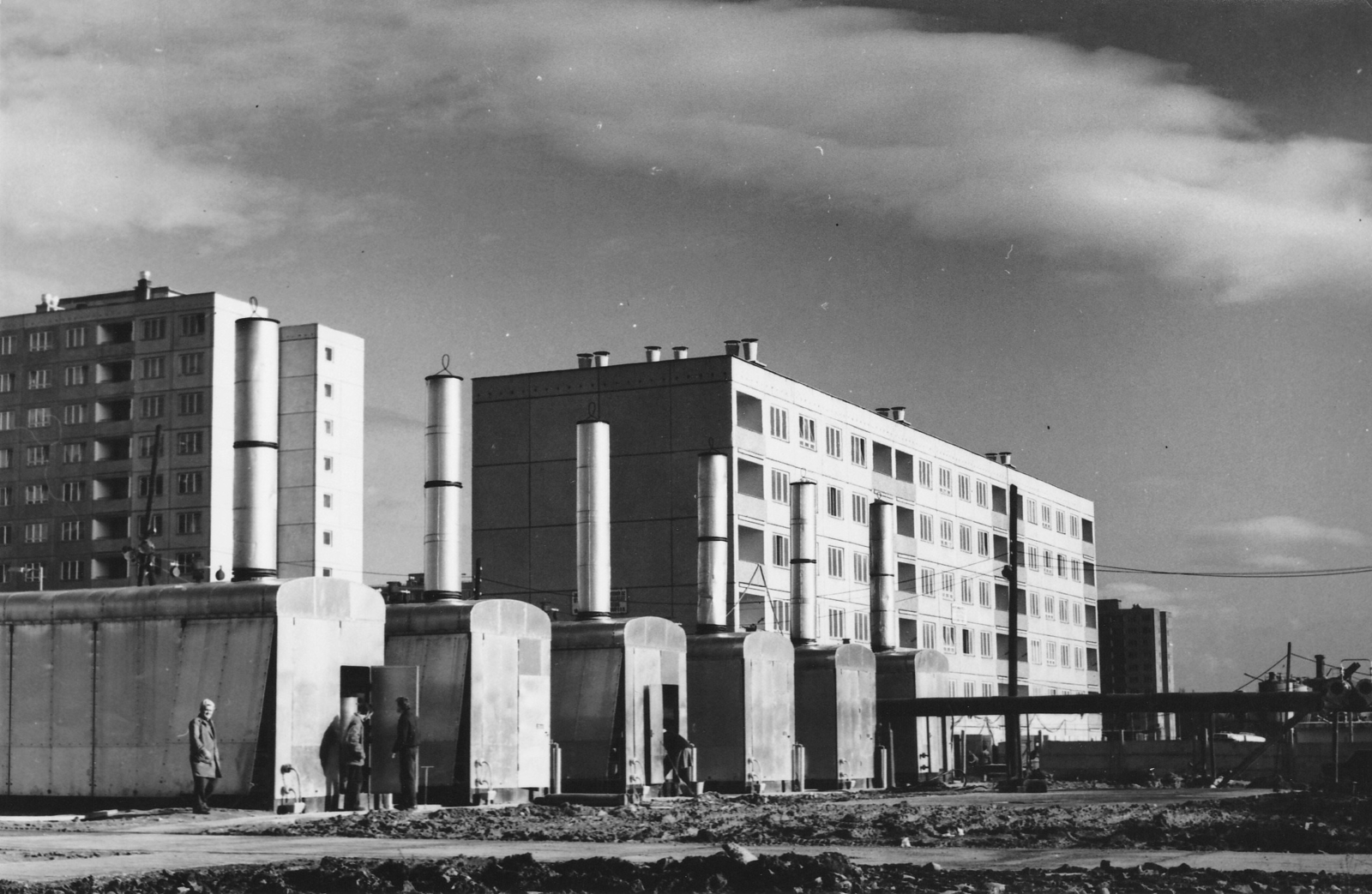 Magyarország, Budapest III., a Békásmegyeri lakótelep ideiglenes kazántelepe, a háttérben balra a Kabar utca 1., jobbra a Pünkösdfürdő utca 50. számú ház., 1976, FŐTÁV, Budapest, Fortepan #191273