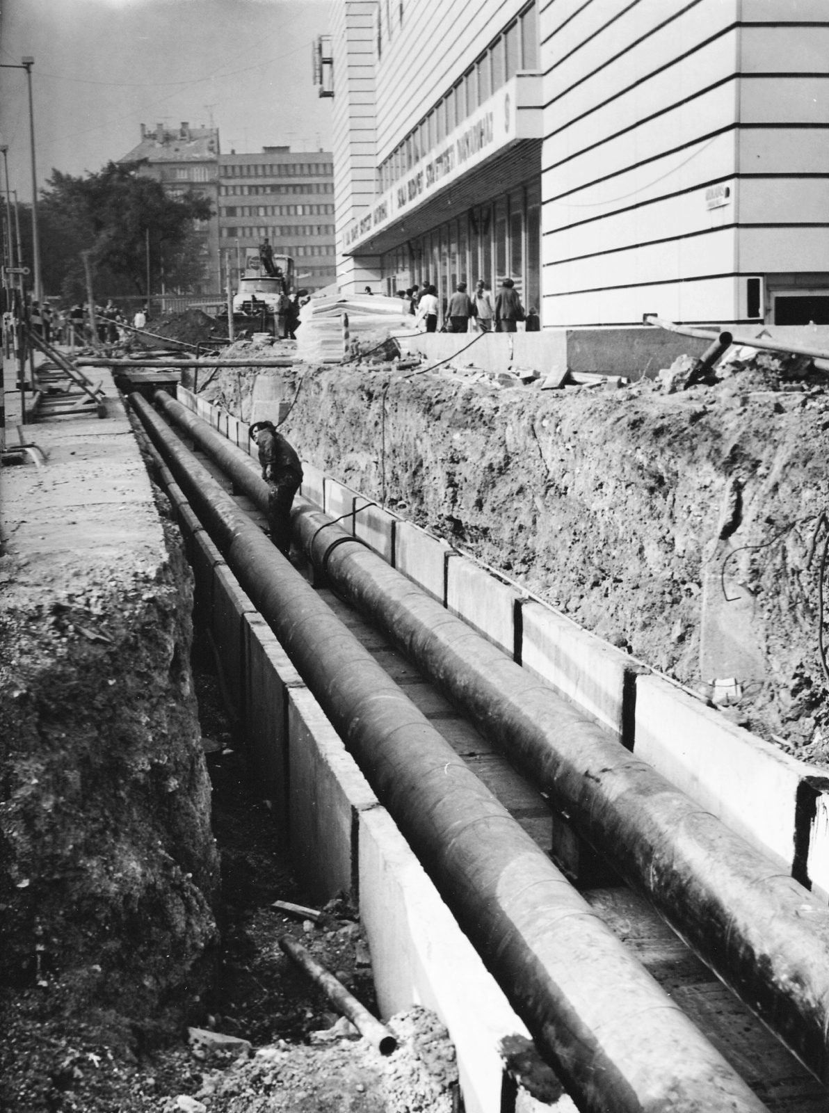Magyarország, Budapest XI., Október huszonharmadika (Schönherz Zoltán) utca a Fehérvári út felé nézve, jobbra a Skála Budapest Szövetkezeti Nagyáruház. Távhővezeték építése., 1978, FŐTÁV, Budapest, Fortepan #191274