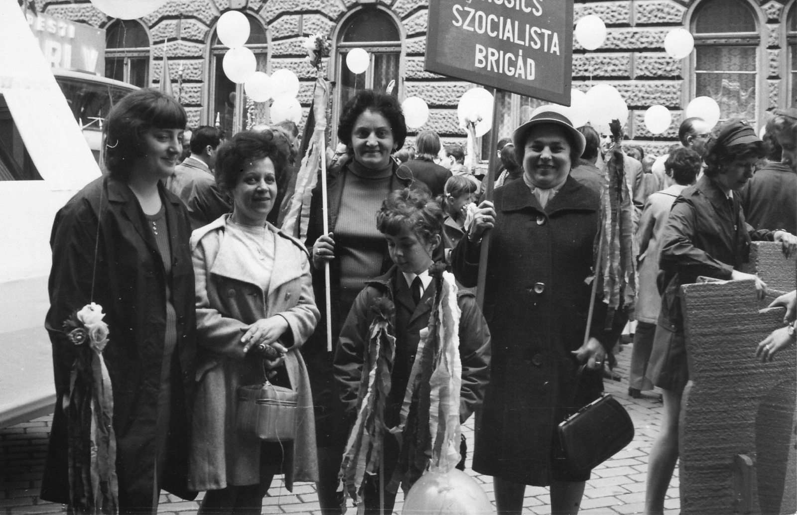 Hungary, Budapest VII., Dembinszky utca, május 1-i felvonulás résztvevői. Háttérben a Dózsa György út 66. számú sarokház Dembinszky utcai homlokzata., 1975, FŐTÁV, 1st of May parade, Budapest, Fortepan #191280