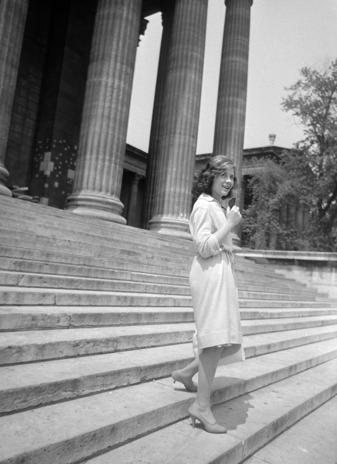 Hungary, Budapest XIV., Hősök tere, Ruttkai Éva színművésznő a Szépművészeti Múzeum lépcsőjén., 1961, Kotnyek Antal, celebrity, Budapest, stairs, pillar, actor, woman, Fortepan #19129