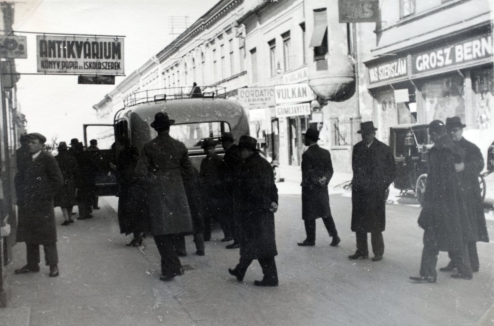 Hungary, Székesfehérvár, Ady Endre (Nagy Sándor) utca, a 7. számú háztól a Mátyás király körút felé nézve., 1936, Kieselbach Gyula, pedestrian, sign-board, ad, Fortepan #191295