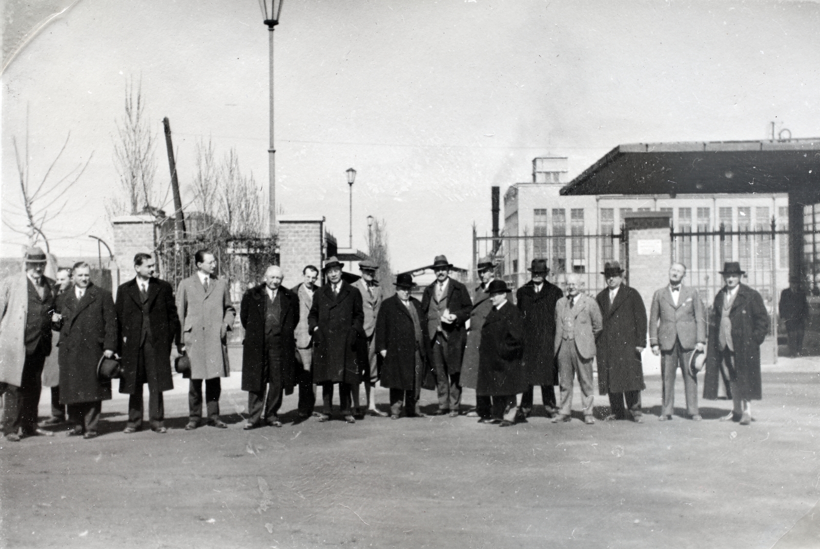 Magyarország, Pétfürdő, a Péti Nitrogén Műtrágyagyár Rt. bejárata, háttérben az áramfejlesztő telep., 1936, Kieselbach Gyula, küldöttség, Fortepan #191297