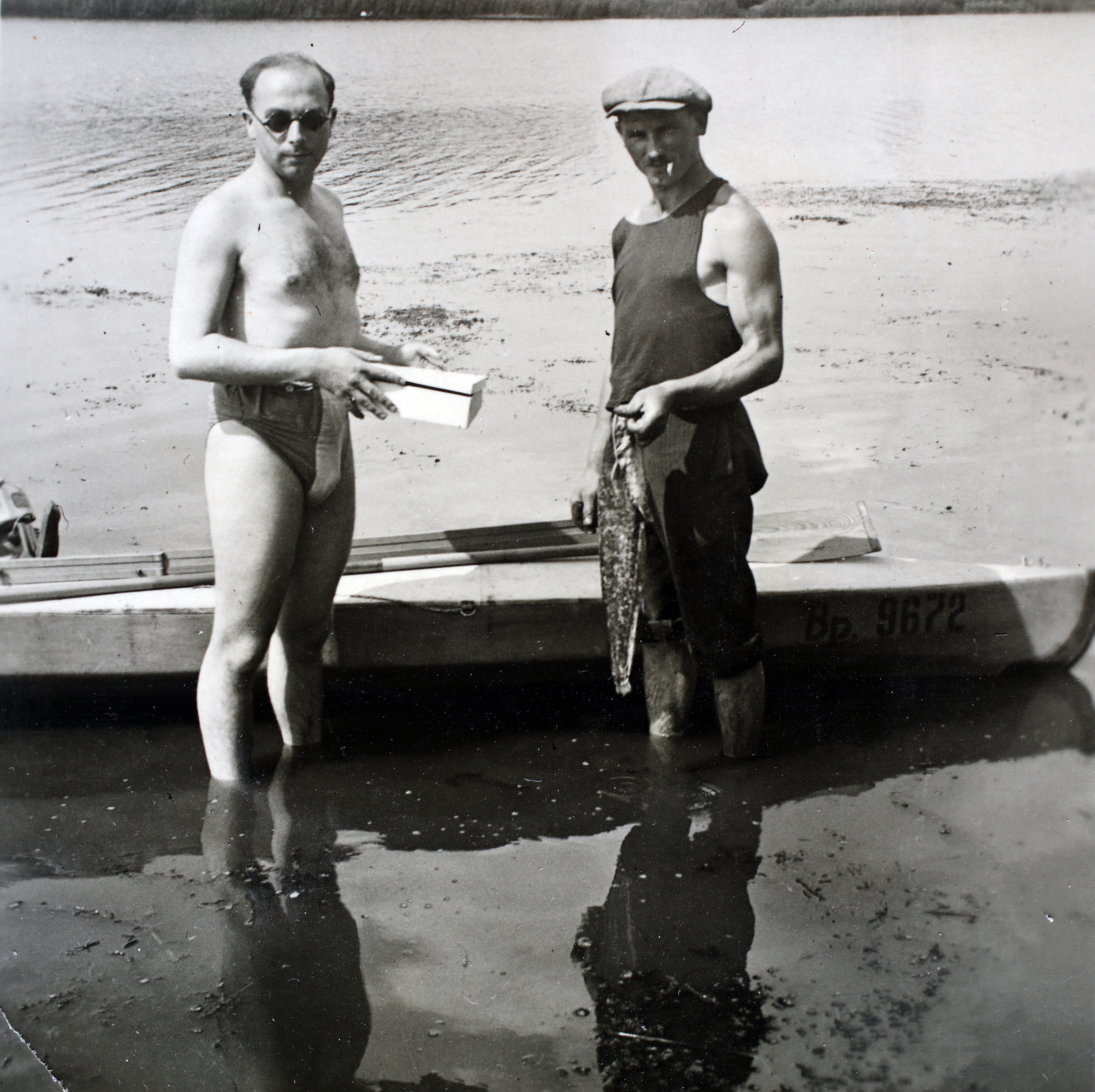 Hungary, Ráckevei (Soroksári)-Duna., 1937, Kieselbach Gyula, kayak, shades, fish, Fortepan #191304