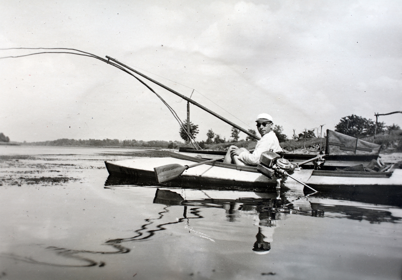 Magyarország, Ráckevei (Soroksári)-Duna., 1937, Kieselbach Gyula, horgászat, kajak, napszemüveg, csónakmotor, Best of, Fortepan #191305