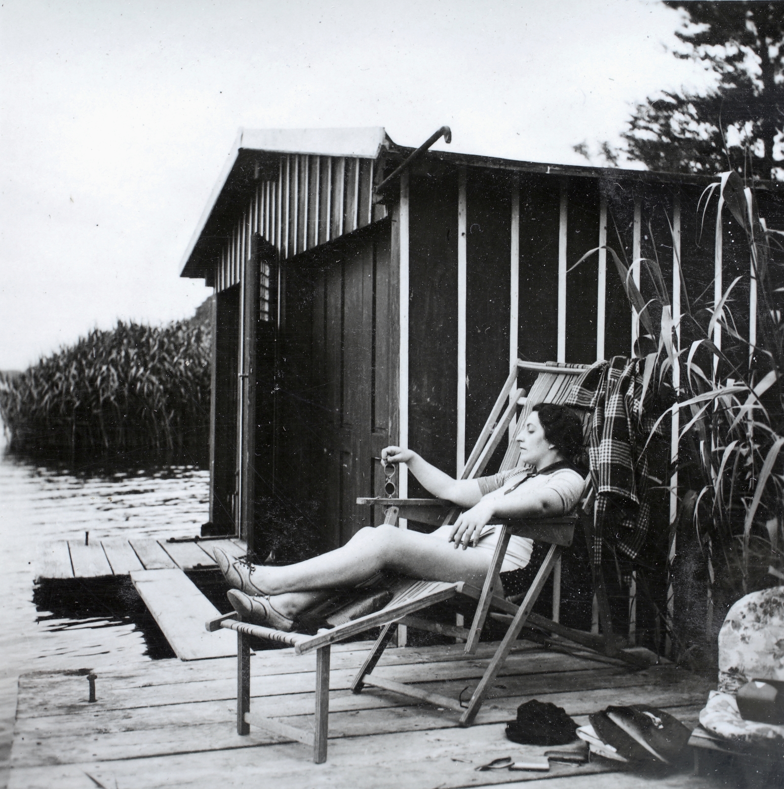 Hungary, Dömsöd, Dab (ekkor önálló, ma a község része) Duna-part., 1939, Kieselbach Gyula, sunbathe, reed, deck chair, Best of, Fortepan #191319