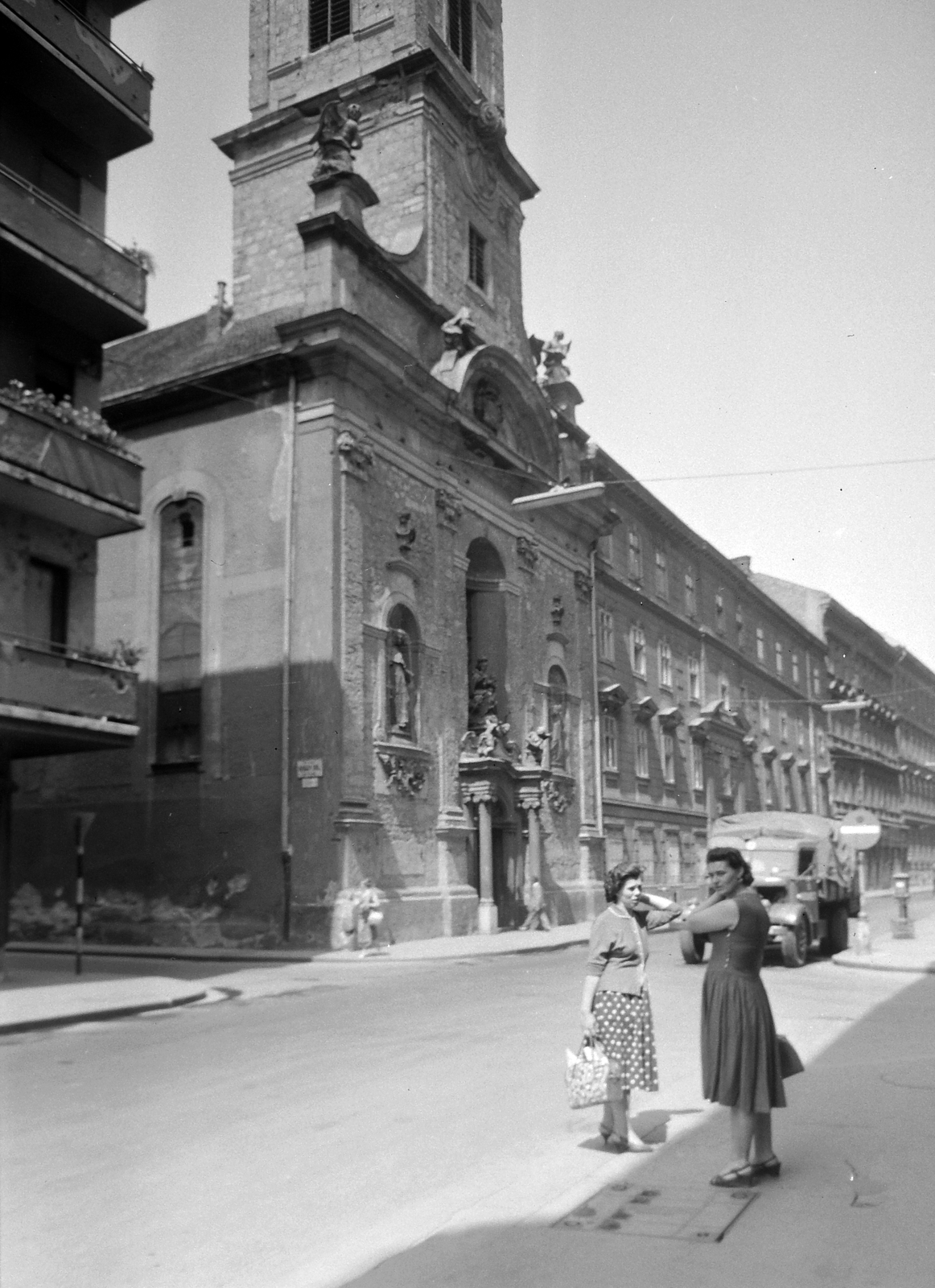 Hungary, Budapest V., Váci utca - Nyári Pál utca sarok, Belvárosi Szent Mihály-templom (Angolkisasszonyok temploma)., 1959, Kotnyek Antal, church, commercial vehicle, street view, genre painting, Baroque-style, Catholic Church, Budapest, Congregation of Jesus, Fortepan #19134