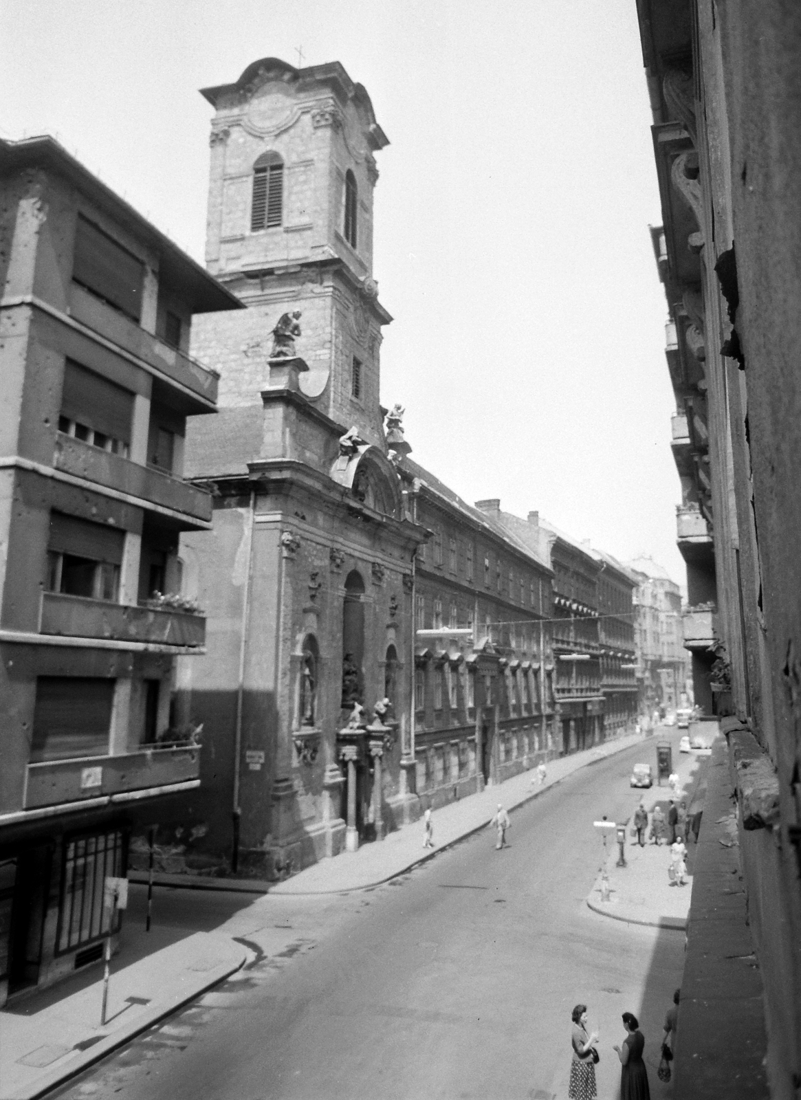 Hungary, Budapest V., Váci utca - Nyári Pál utca sarok, Belvárosi Szent Mihály-templom (Angolkisasszonyok temploma)., 1959, Kotnyek Antal, church, street view, Baroque-style, Catholic Church, Budapest, Congregation of Jesus, Fortepan #19135