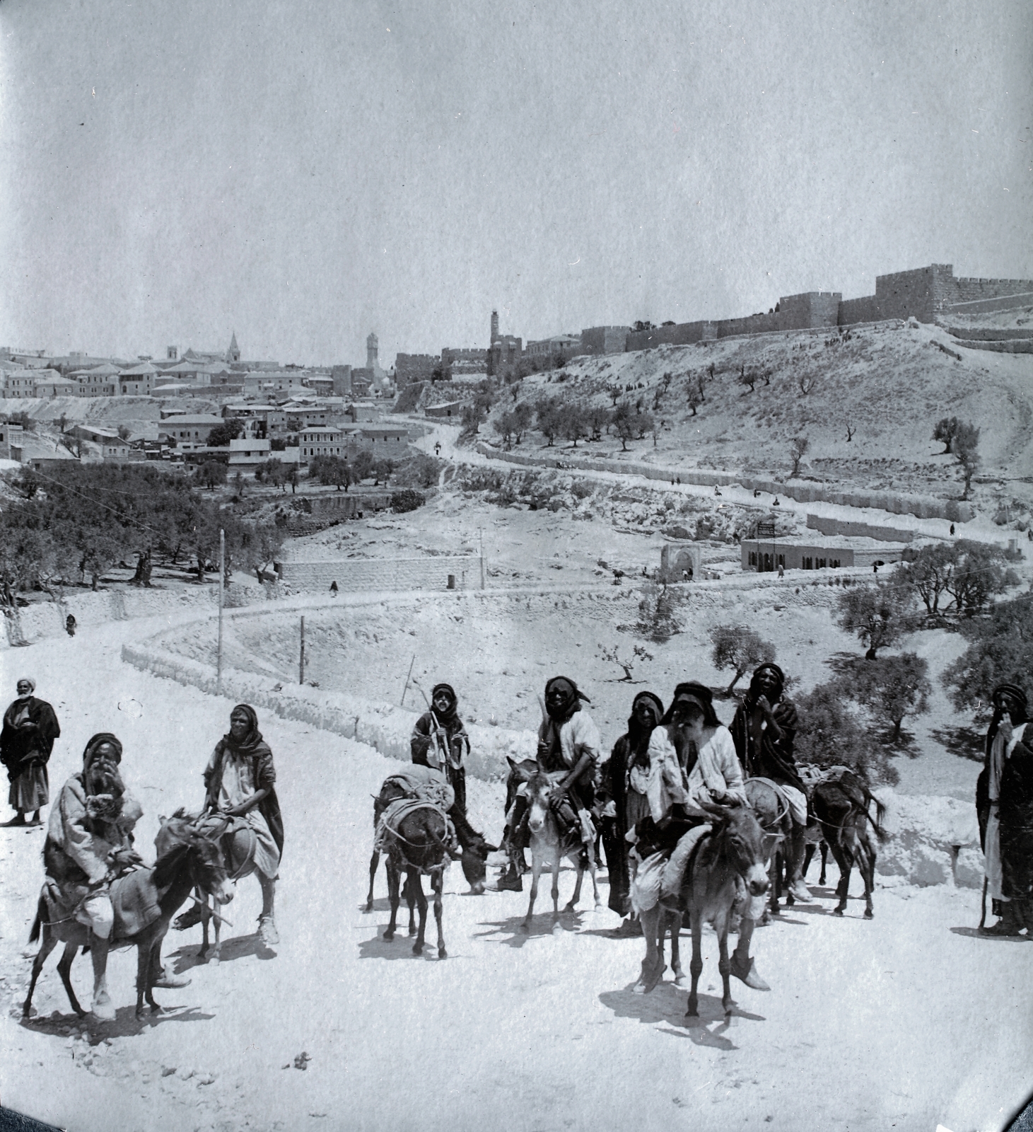 Israel, Jerusalem, Hebroni út, fenn az Óváros nyugati városfala, szemben a citadella a Dávid-toronnyal, távolabb az óratorony a Jaffa kapunál, 1916, Kieselbach Gyula, Fortepan #191358