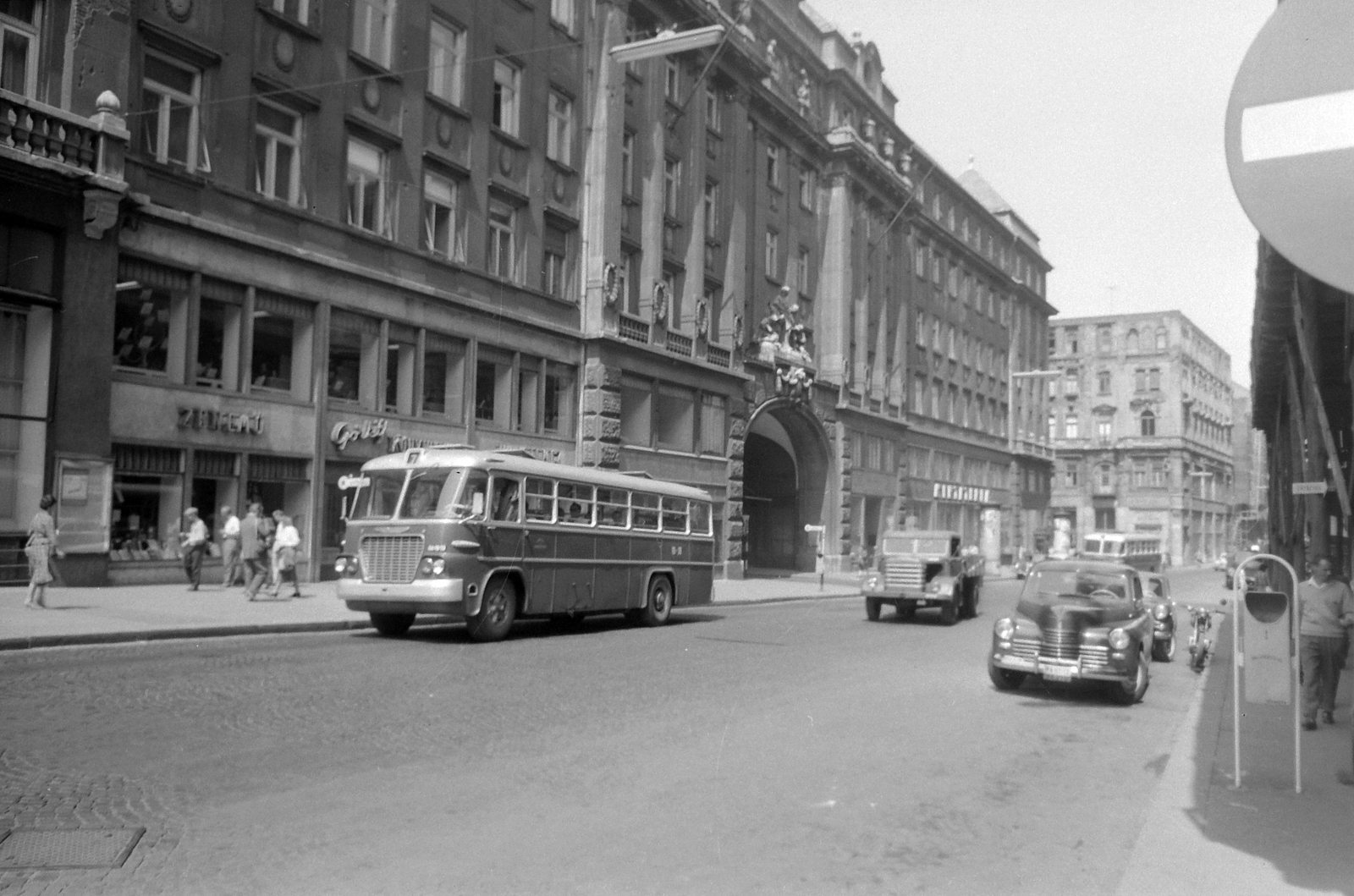 Magyarország, Budapest V., Váci utca 27-33., a Piarista tömb a Szabad sajtó út felől nézve., 1961, Kotnyek Antal, forgalom, autóbusz, teherautó, utcakép, Ikarus-márka, hirdetőoszlop, buszmegálló, Ikarus 620/630, automobil, Budapest, Fortepan #19137