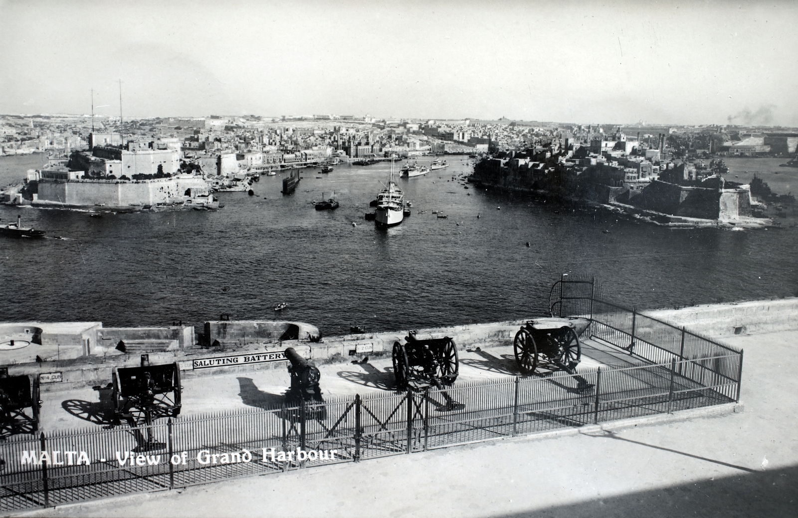 Málta, Valletta, Nagy Kikötő, balra a St. Angelo erőd, mögötte Birgu városa., 1928, Kieselbach Gyula, ágyú, Fortepan #191385