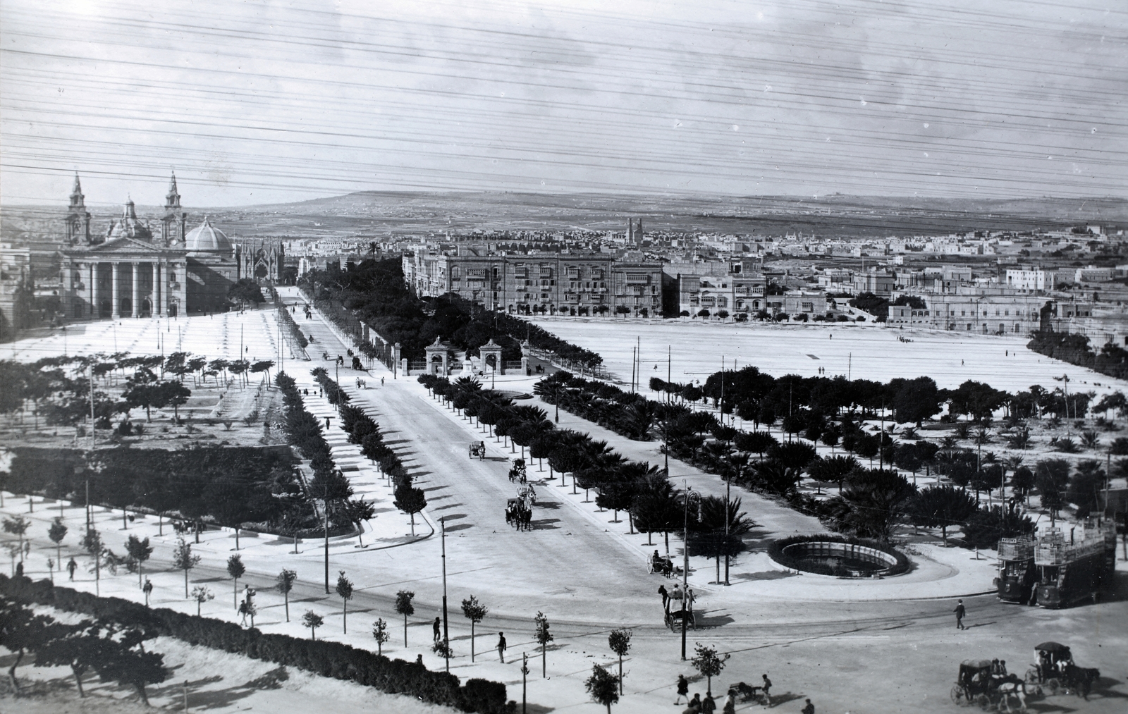 Málta, Floriana, balra a Szent Publius-templom (San Publiju)., 1928, Kieselbach Gyula, villamos, sétány, fasor, Fortepan #191388