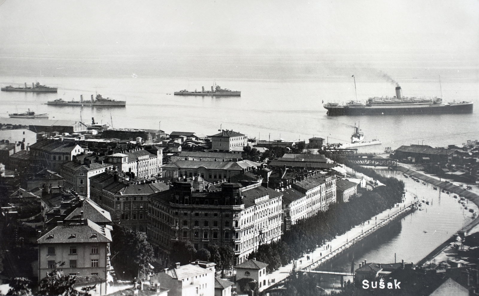 Croatia,Adriatic Sea, Rijeka, balra az ekkor a Szerb-Horvát-Szlovén királysághoz tartozó Sušak városrész, jobbra a Recsina folyó és azon túl Fiume ekkor Olaszországhoz tartozó része., 1938, Kieselbach Gyula, warship, steamboat, Fortepan #191395