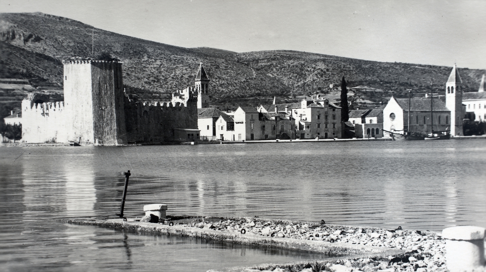 Horvátország,Adria, Trogir, Čiovo sziget, szemben az óváros. Balra a Kamerlango erőd és a Szent Mihály harangtorony, jobbra a Szent Domonkos-templom., 1938, Kieselbach Gyula, Fortepan #191401