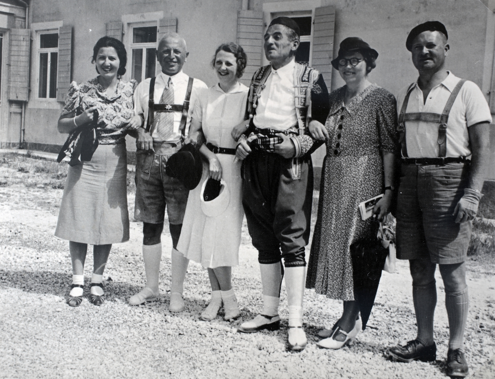 Montenegró, Budva, 1938, Kieselbach Gyula, csoportkép, népviselet, zokni-szandál, kart karba öltve, Fortepan #191408