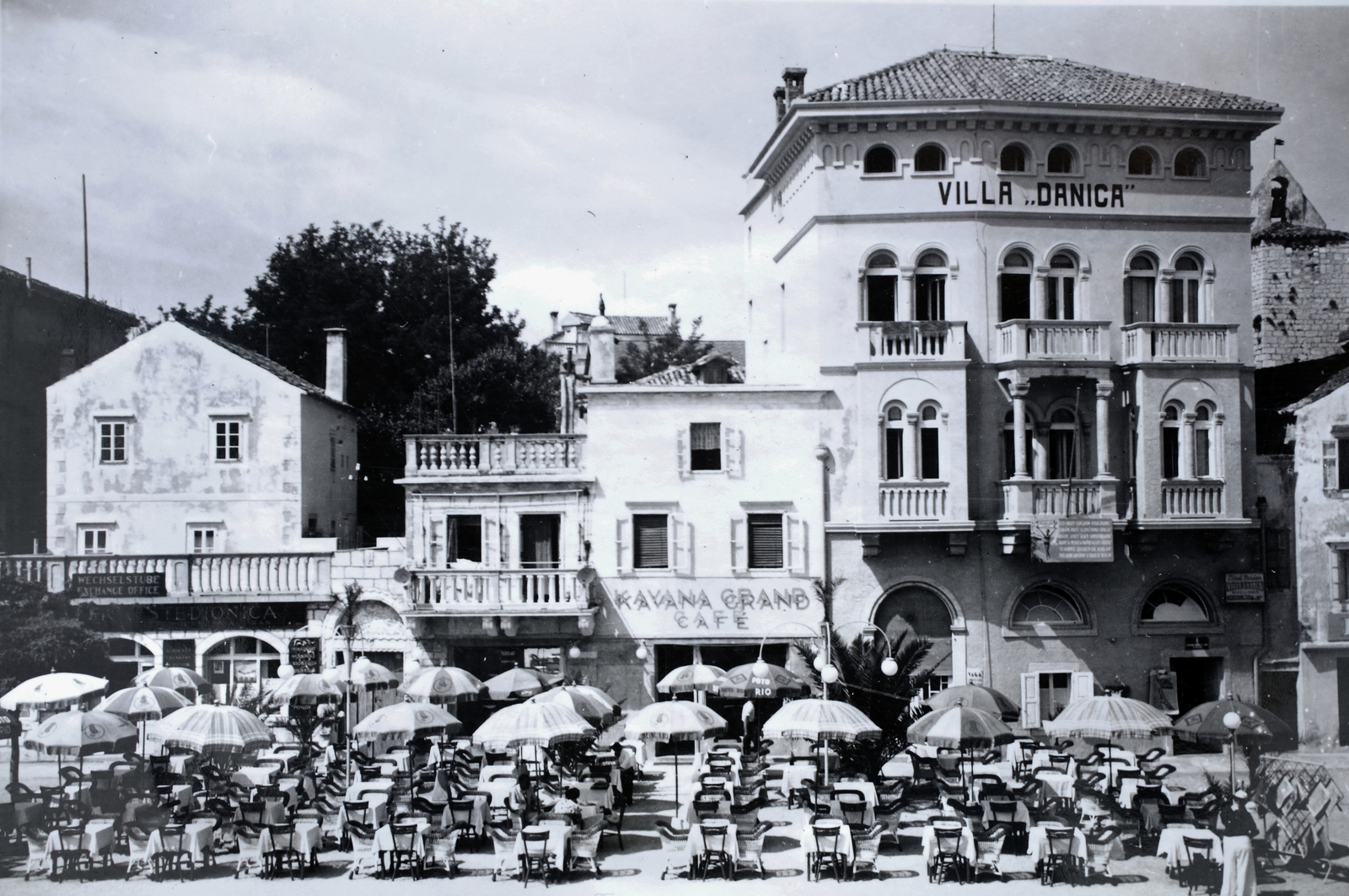 Croatia,Adriatic Sea,Otok Rab, Rab, a Trg Municipium Arba az Obala Petra Krešimira-ról nézve., 1938, Kieselbach Gyula, sunshades, Fortepan #191411
