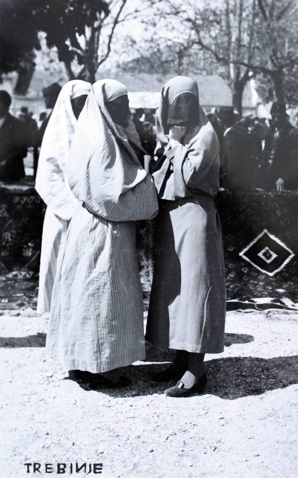 Bosznia-Hercegovina, Trebinje, muzulmán nők kézzel csomózott szőnyeget árulnak., 1938, Kieselbach Gyula, burka, Fortepan #191416