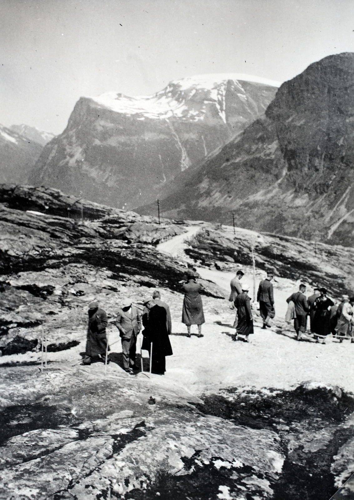Norway, Geiranger, kilátópont a mai 63. számú főút mellett., 1935, Kieselbach Gyula, tourist, Mountaineering, hillside, Fortepan #191428