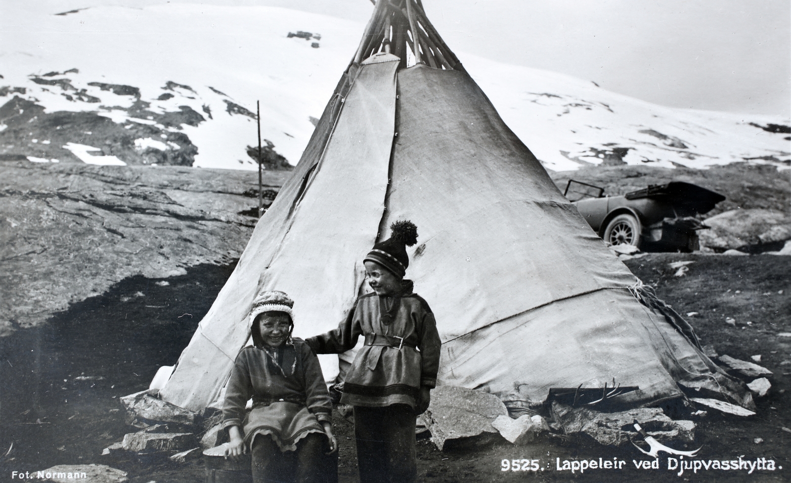 Norway, Lappföld, számi (lapp) gyerekek., 1930, Kieselbach Gyula, folk costume, tent, Fortepan #191434
