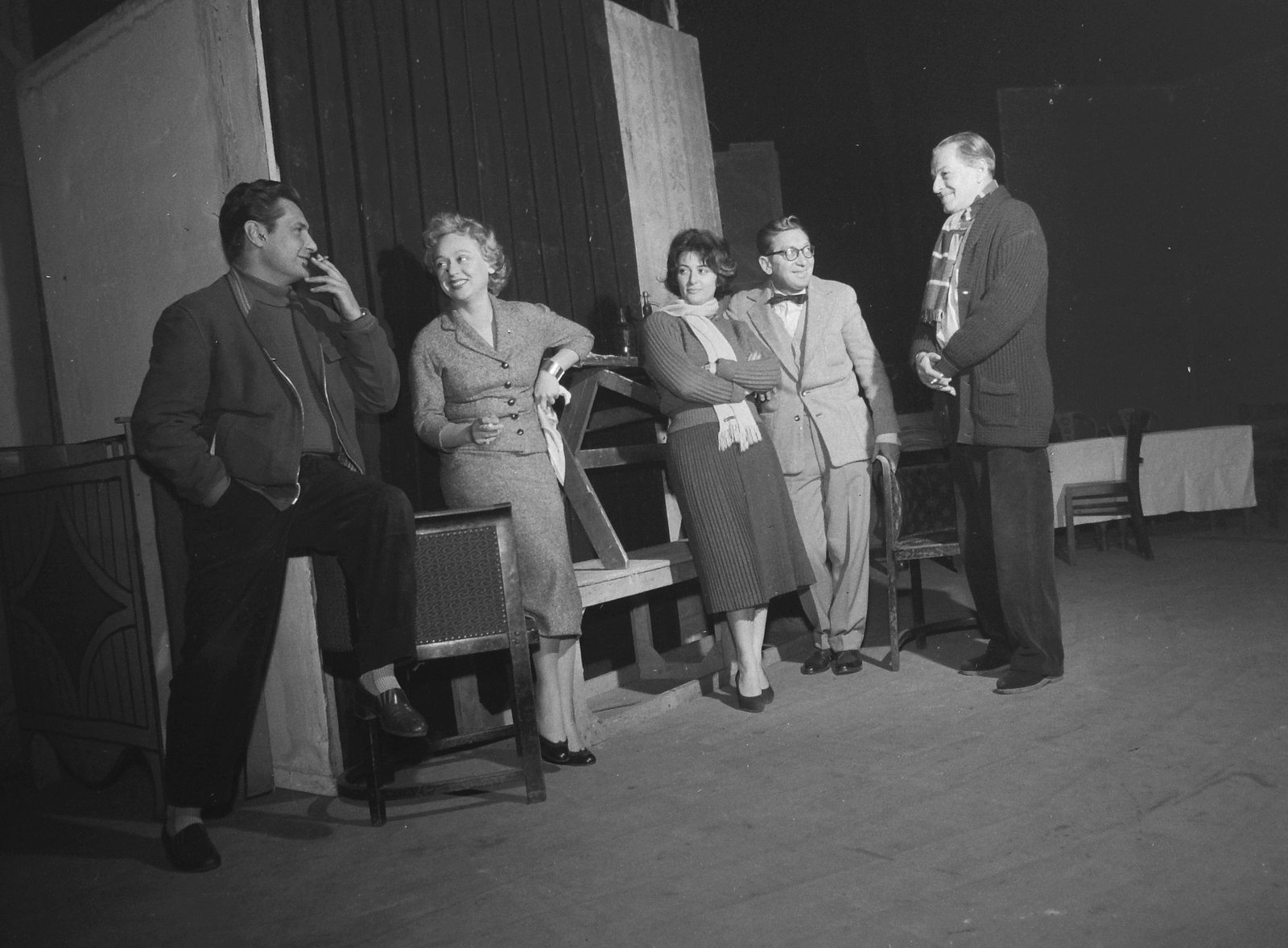 Hungary, Budapest VI., Nagymező utca 22–24., Petőfi Színház. Agárdy Gábor, Bánki Zsuzsa, Gordon Zsuzsa, Csákányi László, Jávor Pál színművészek, próba szünetében. (S. Maugham: A királyért), 1958, Kotnyek Antal, art of theater, theater, stage, Budapest, Fortepan #19144
