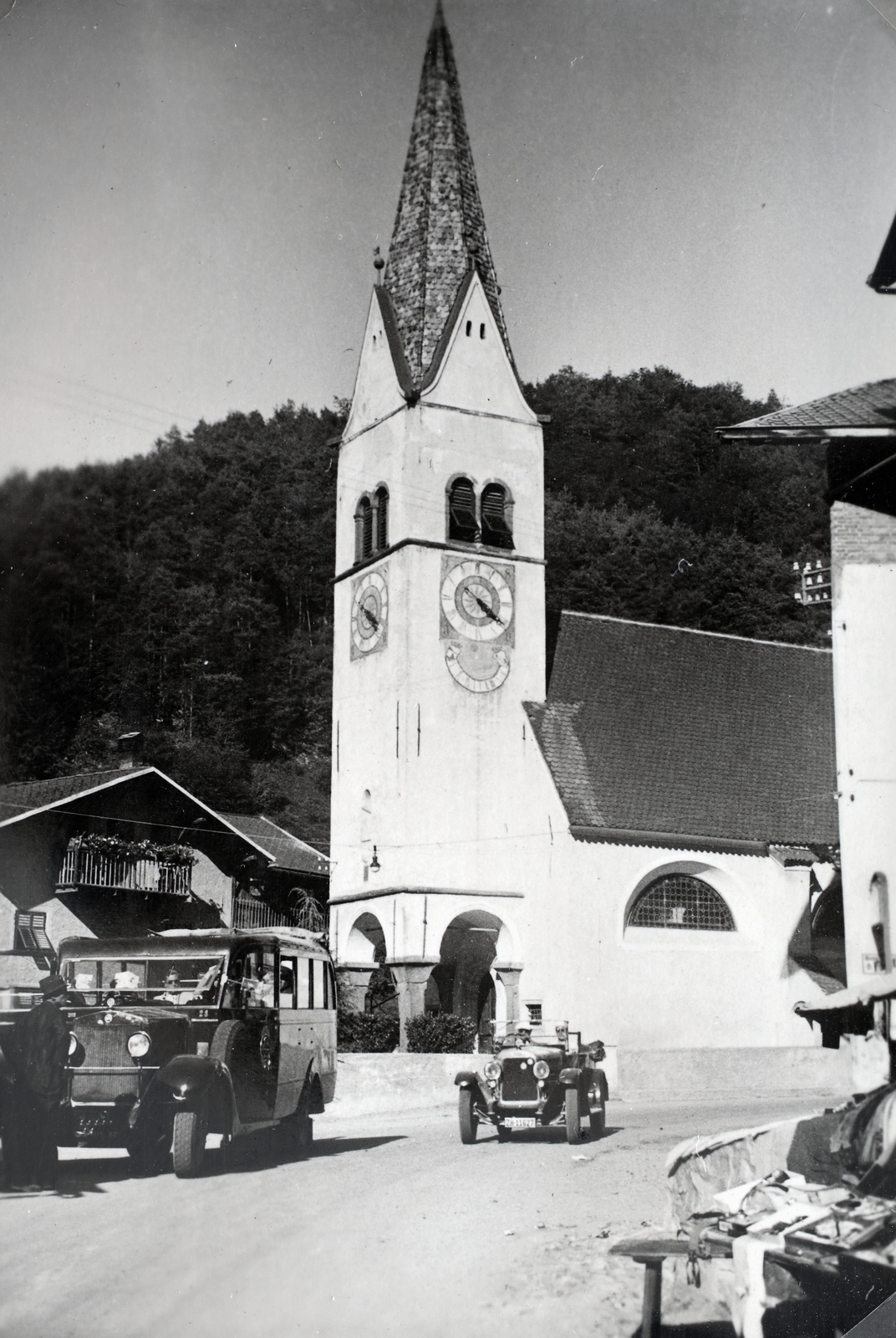 Olaszország, Ponte Gardena, Szent Jodok-templom., 1937, Kieselbach Gyula, autóbusz, automobil, toronyóra, Fortepan #191442