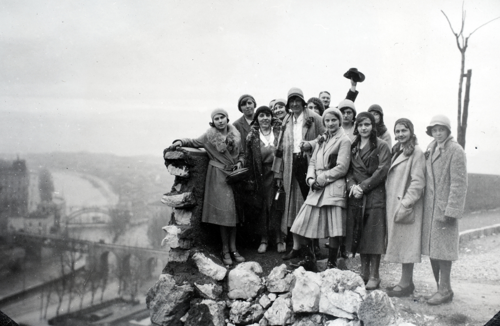 Horvátország,Adria, Fiume, Šetalište Vladimira Nazora, balra lent a Recsina folyó., 1931, Kieselbach Gyula, nők, kalap kézben, kabát, csoportkép, Fortepan #191456