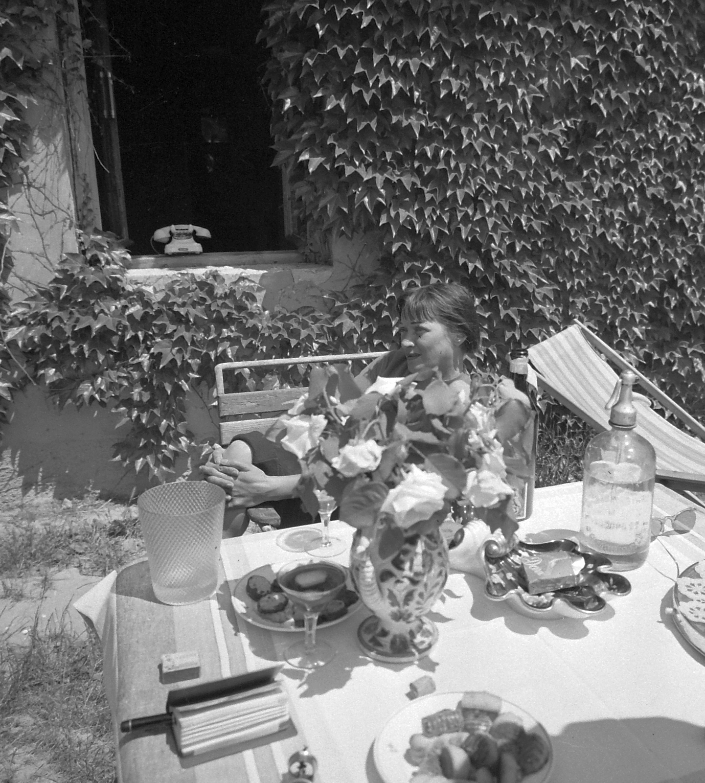 Hungary, Kiss Manyi színművésznő., 1959, Kotnyek Antal, portrait, celebrity, cigarette, telephone, flower, shades, glass, deck chair, garden furniture, lady, soda water bottle, vase, pastry, Fortepan #19146