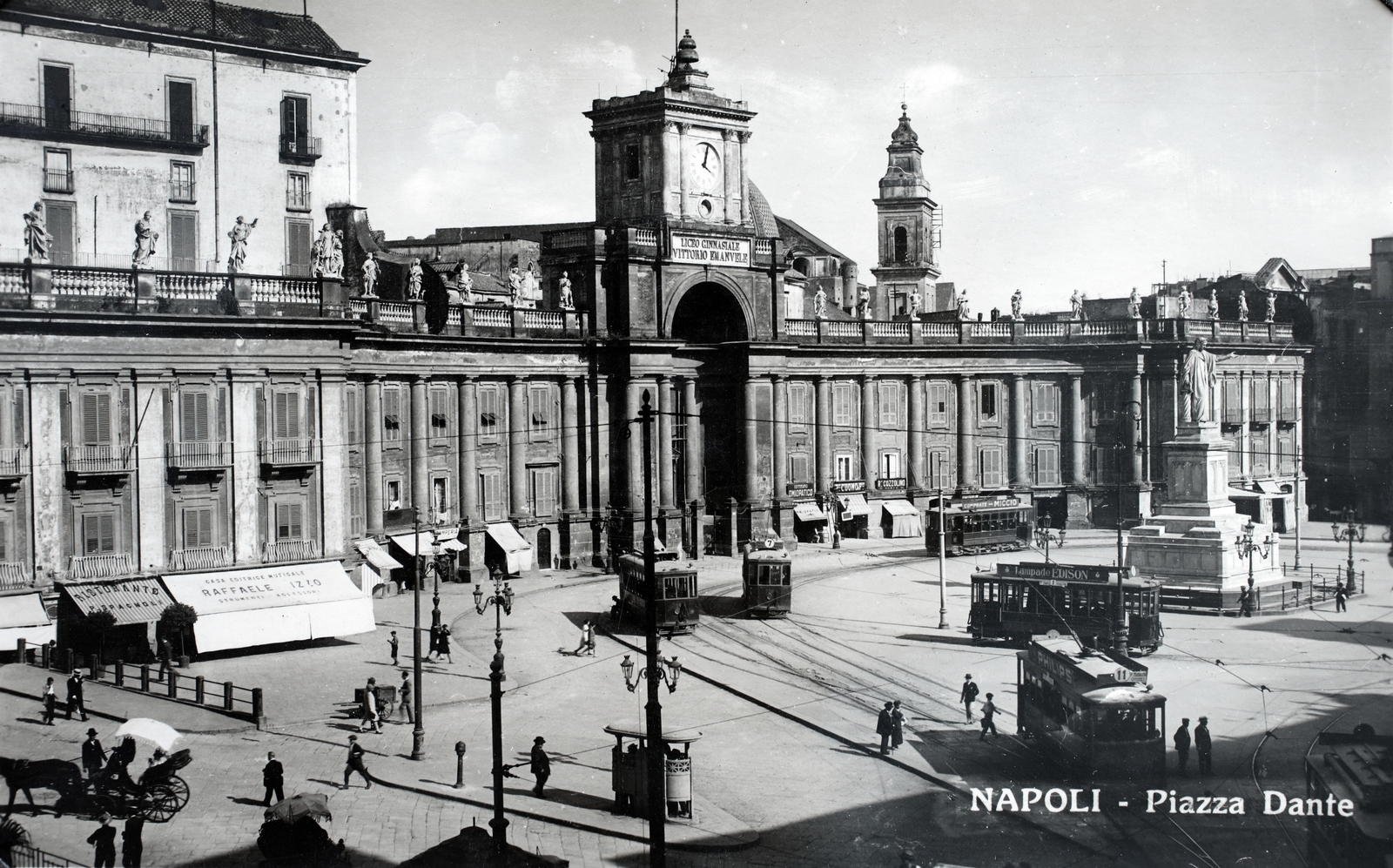 Italy, Naples, Piazza Dante, Complesso del Convitto Nazionale (Nemzeti Kollégium). Jobbra a Dante emlékmű., 1931, Kieselbach Gyula, Fortepan #191468