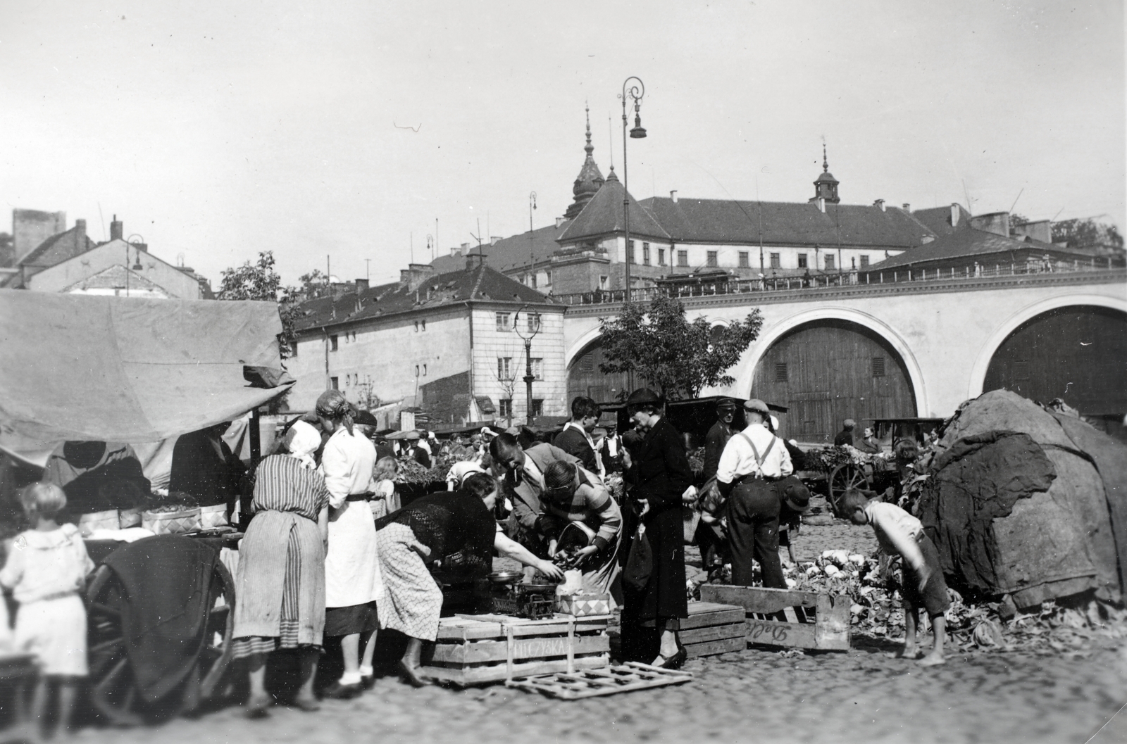 Poland, Warsaw, Rynek Mariensztacki, háttérben a Pancer wiadukt (később a helyén Śląsko-Dąbrowski hídról az óvárosi alagút felé levezető út került kialakításra). Távolabb a Királyi Palota tornyai látszanak., 1936, Kieselbach Gyula, Fortepan #191474