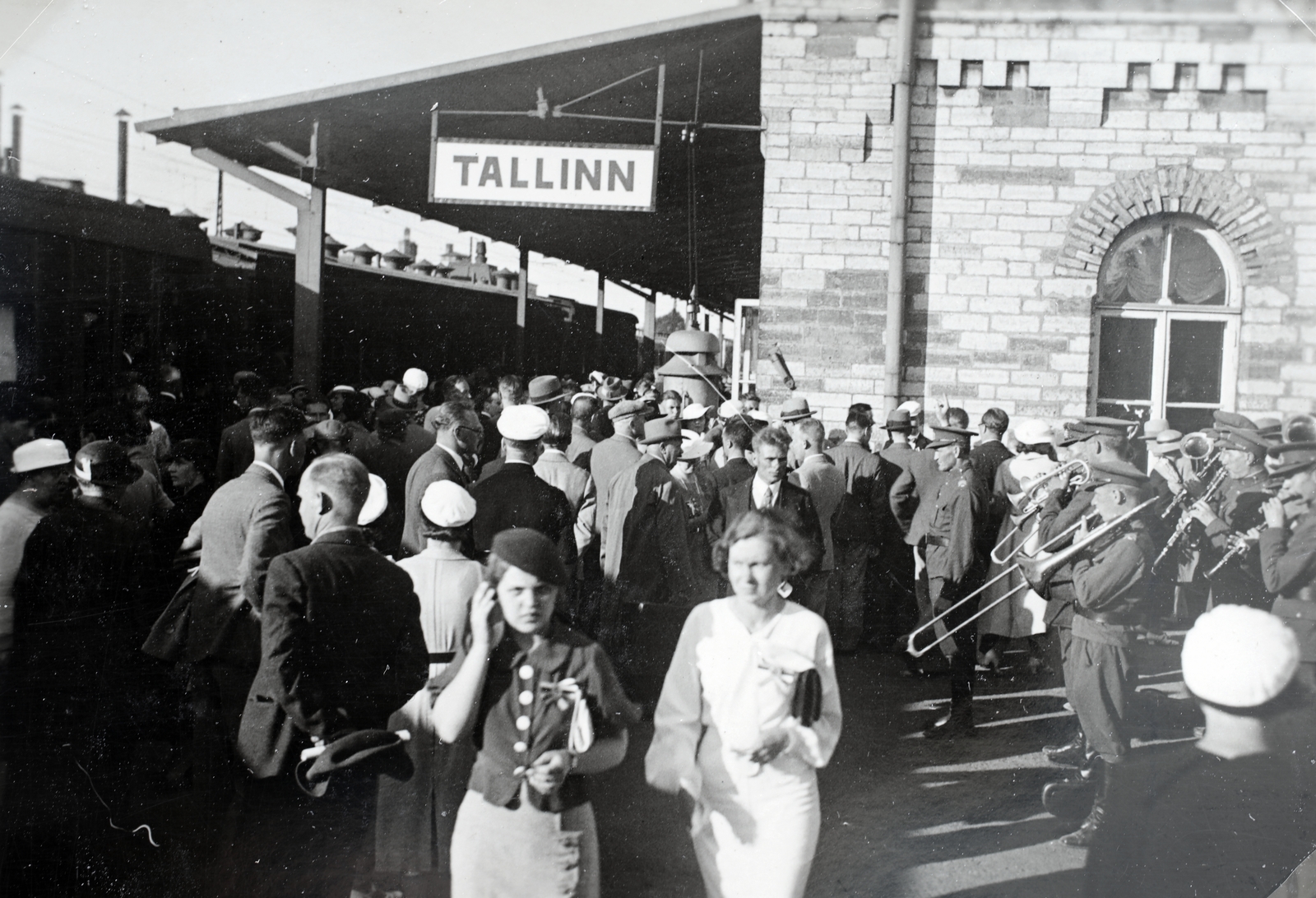 Estonia, Tallinn, vasútállomás., 1936, Kieselbach Gyula, mass, train station, military band, Fortepan #191480