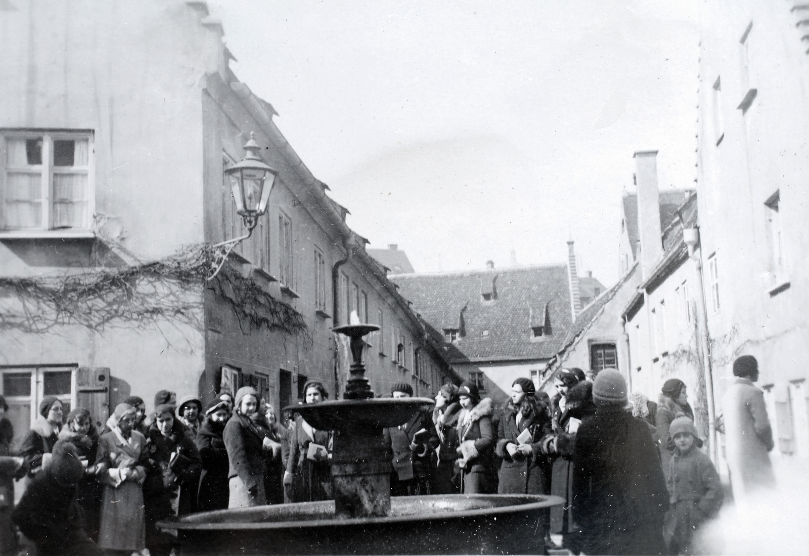 Németország, Augsburg, Fuggerei, a világ legrégebbi létező szociális lakótelepe. Herrengasse, szemben az Ochsengasse., 1932, Kieselbach Gyula, Fortepan #191492