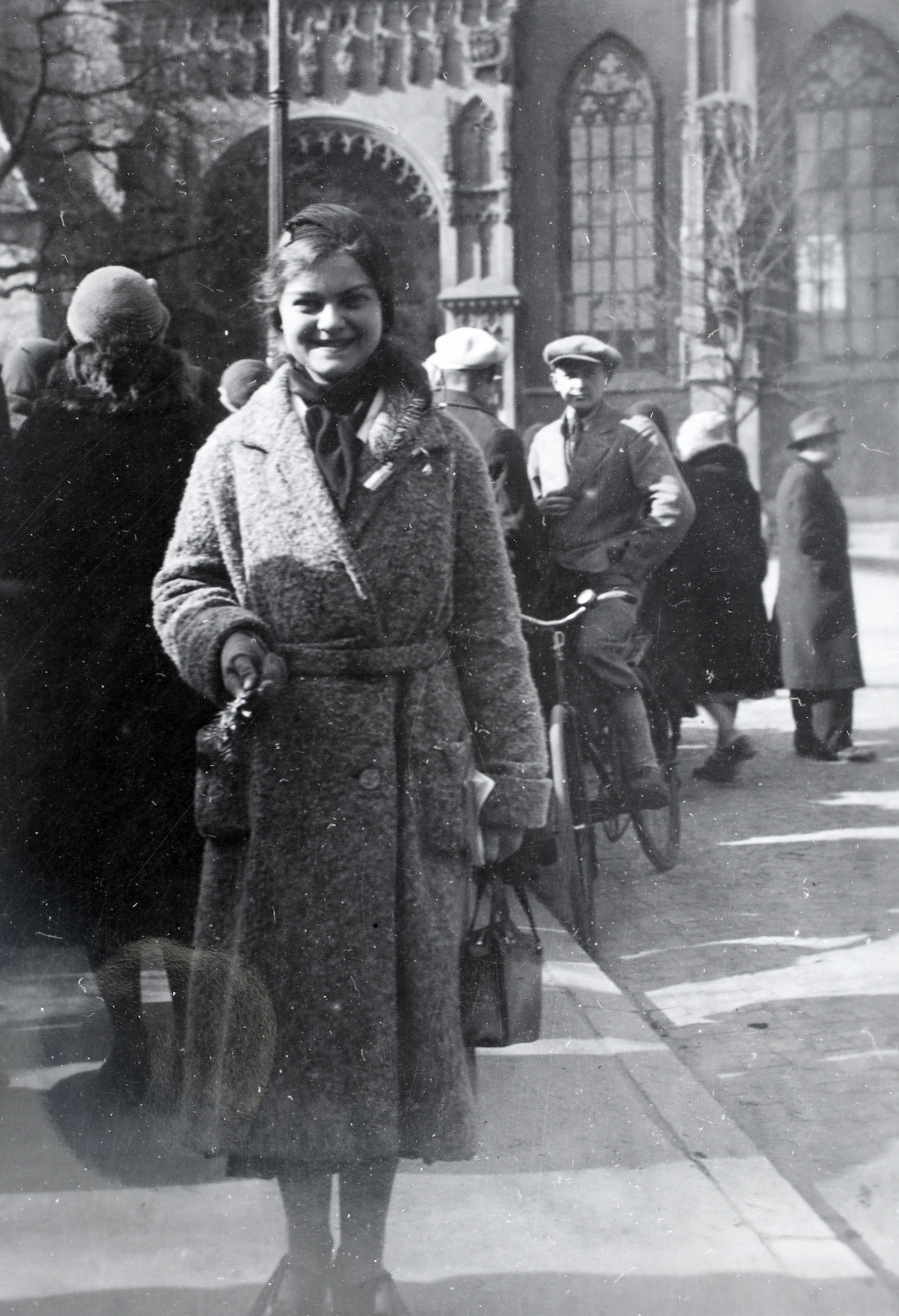 Germany, Augsburg, a Hoher Weg felől a Dóm főbejárata felé nézve., 1932, Kieselbach Gyula, lady, handbag, winter coat, Fortepan #191493