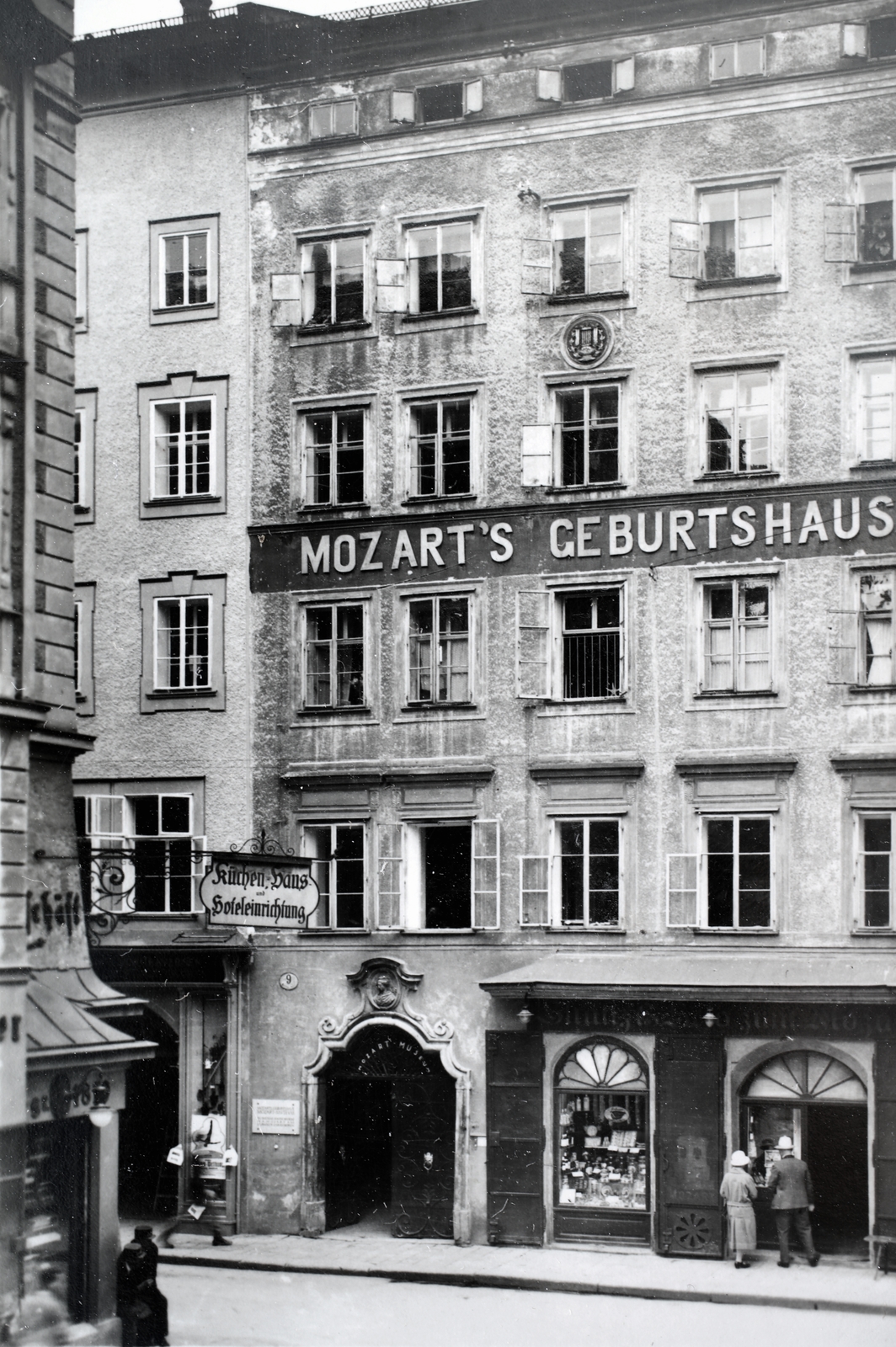 Ausztria, Salzburg, Hagenauerplatz a Getreidegasse felé nézve, szemben Mozart szülőháza., 1932, Kieselbach Gyula, Fortepan #191496