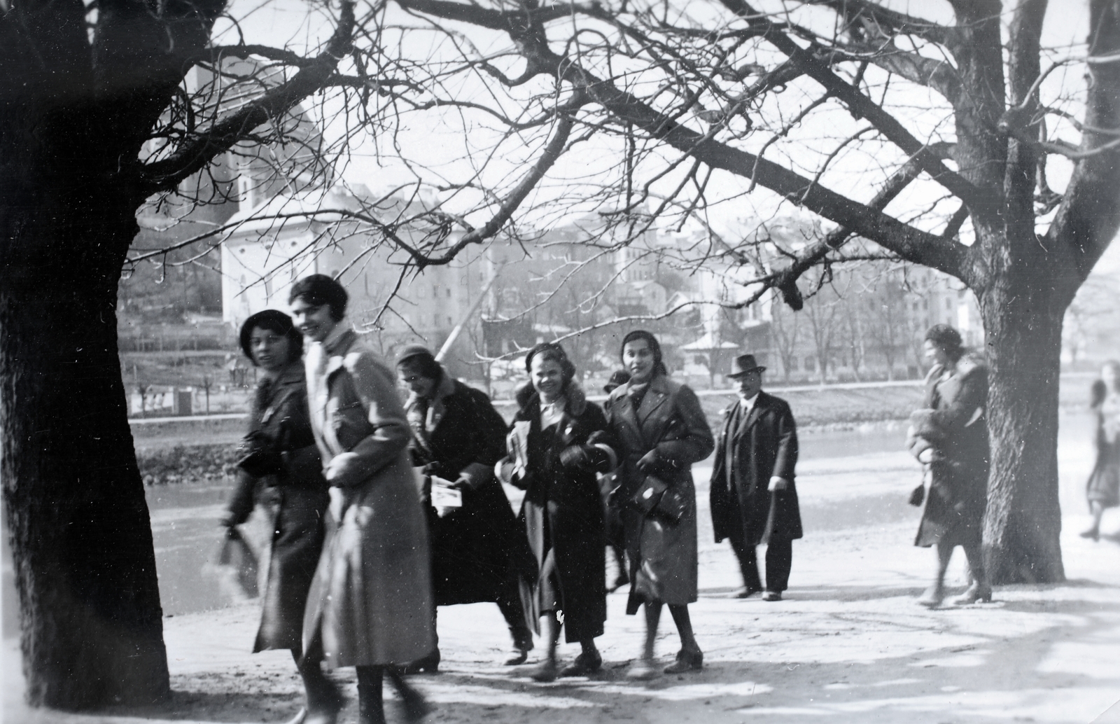 Austria, Salzburg, Elisabethkai, balra a Müllner Steg a Salzach folyó felett, a túlparton fent a Mária mennybevétele templom (Stadtpfarrkirche Unserer Lieben Frau Mariae Himmelfahrt)., 1932, Kieselbach Gyula, Fortepan #191499