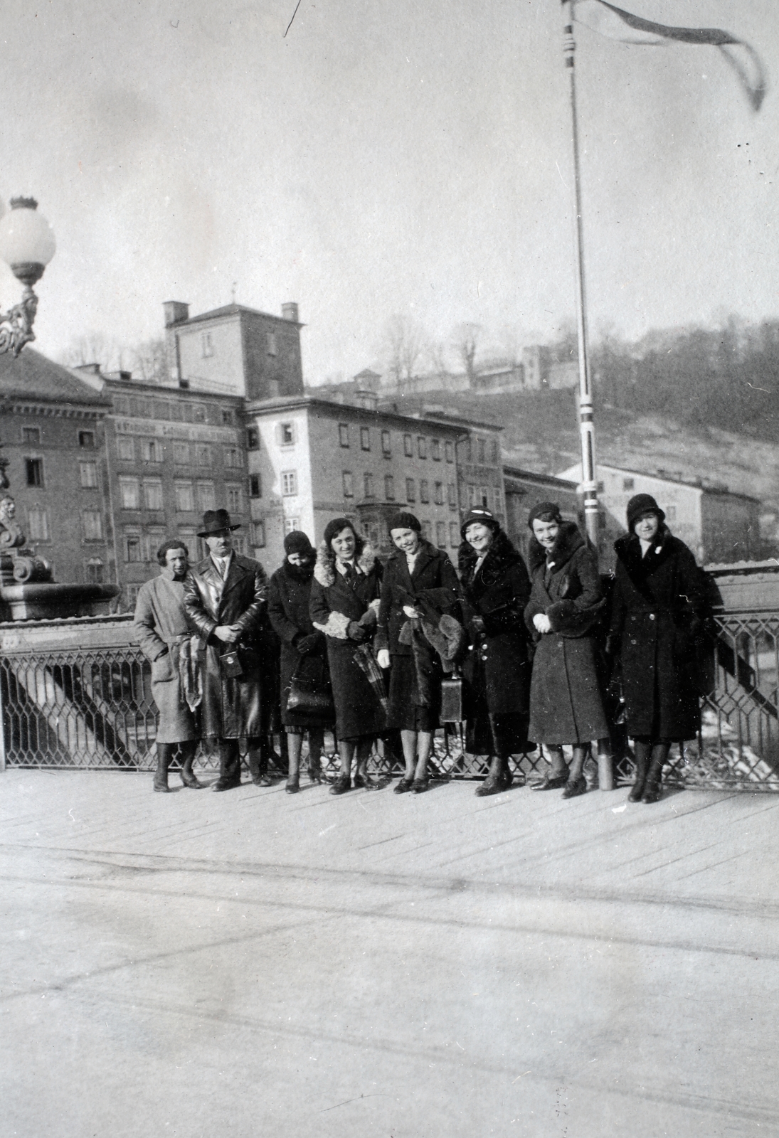 Austria, Salzburg, a Staatsbrücke a Salzach folyó felett, háttérben a Mönchsberg., 1932, Kieselbach Gyula, Fortepan #191500