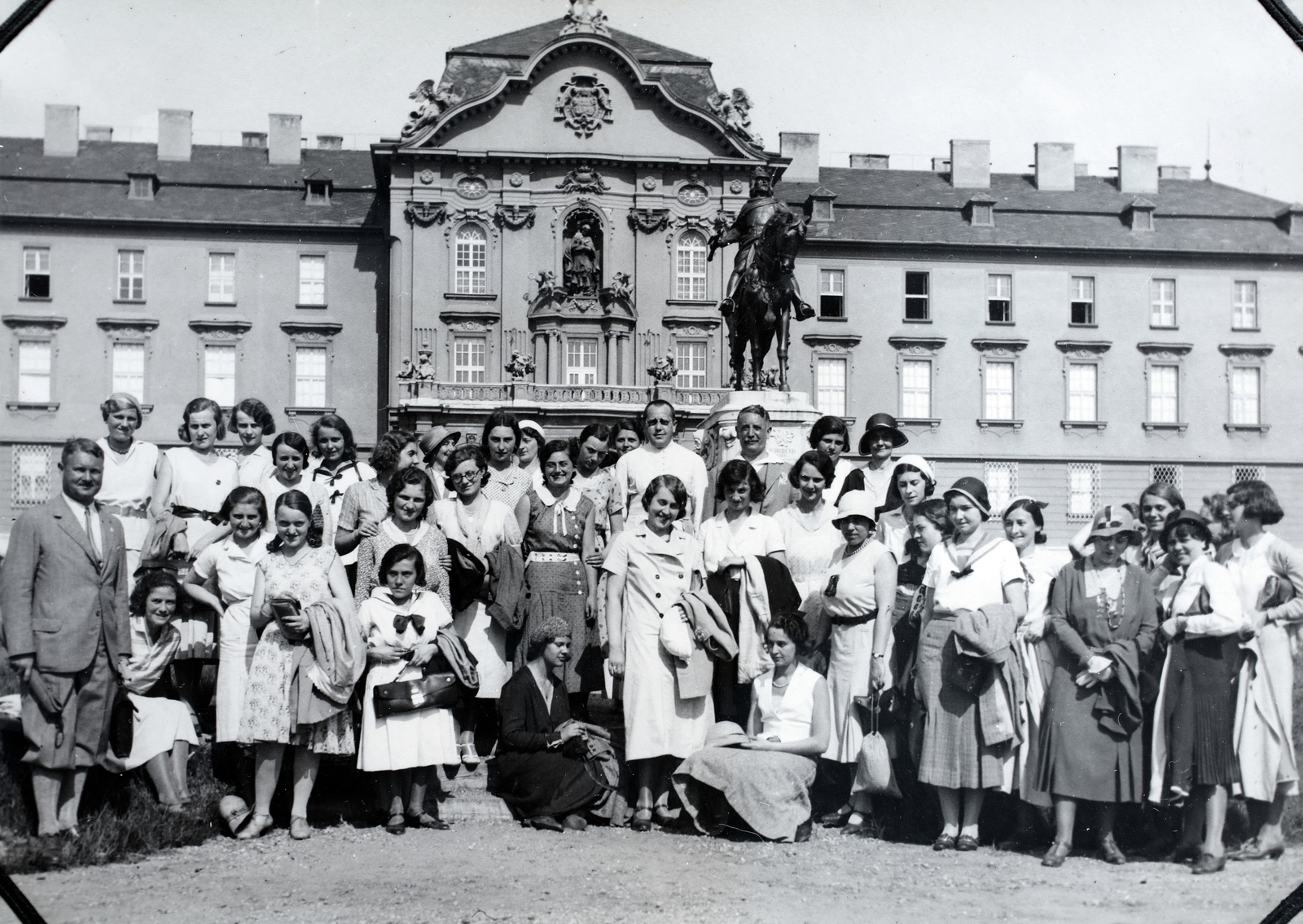 Hungary, Gödöllő, a Jászóvári Premontrei Kanonokrend Gödöllői Reálgimnáziuma (később Szent István Egyetem), előtte a parkban Kálmán herceg lovas szobra (Róna József, 1931.)., 1938, Kieselbach Gyula, horse sculpture, tableau, high school, Fortepan #191506