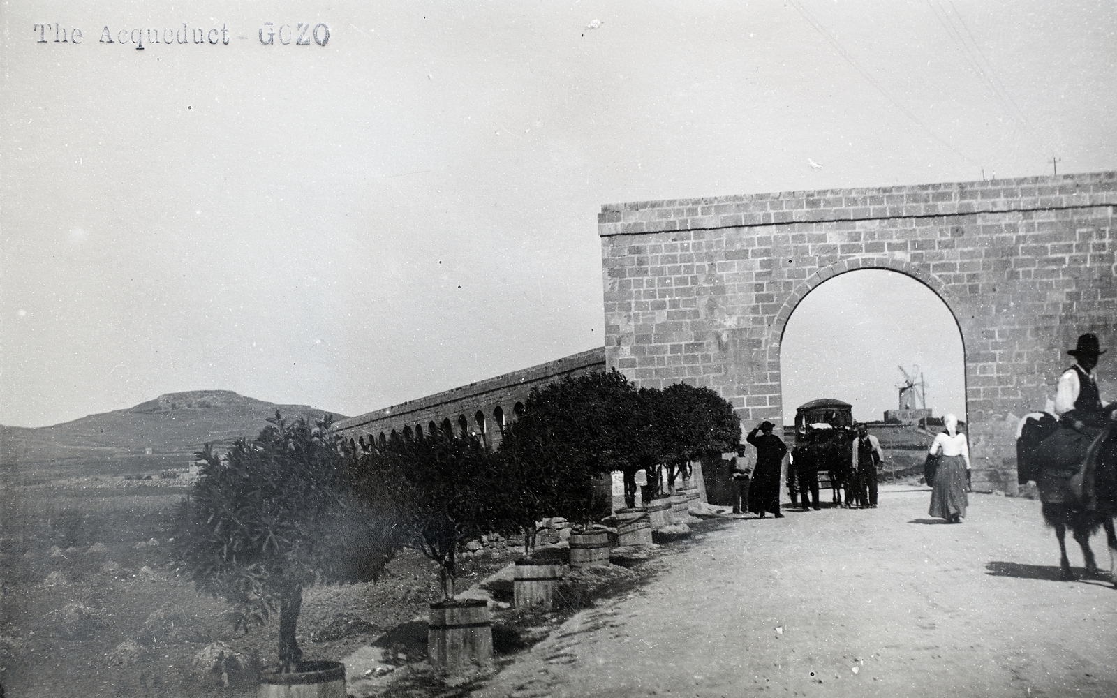 Malta, Rabat, Triq Il-Papa Ġwanni Pawlu II, a britek által épített vízvezeték., 1928, Kieselbach Gyula, windmill, Horse-drawn carriage, gate, city wall, cassock, water-system, Fortepan #191513