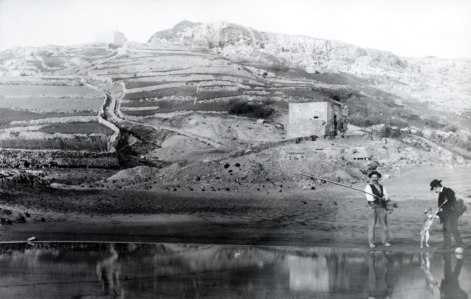 Malta, rálátás a Ramla-öböl feletti teraszos domboldalra., 1928, Kieselbach Gyula, hat, dog, fishing, moustache, Best of, Fortepan #191514