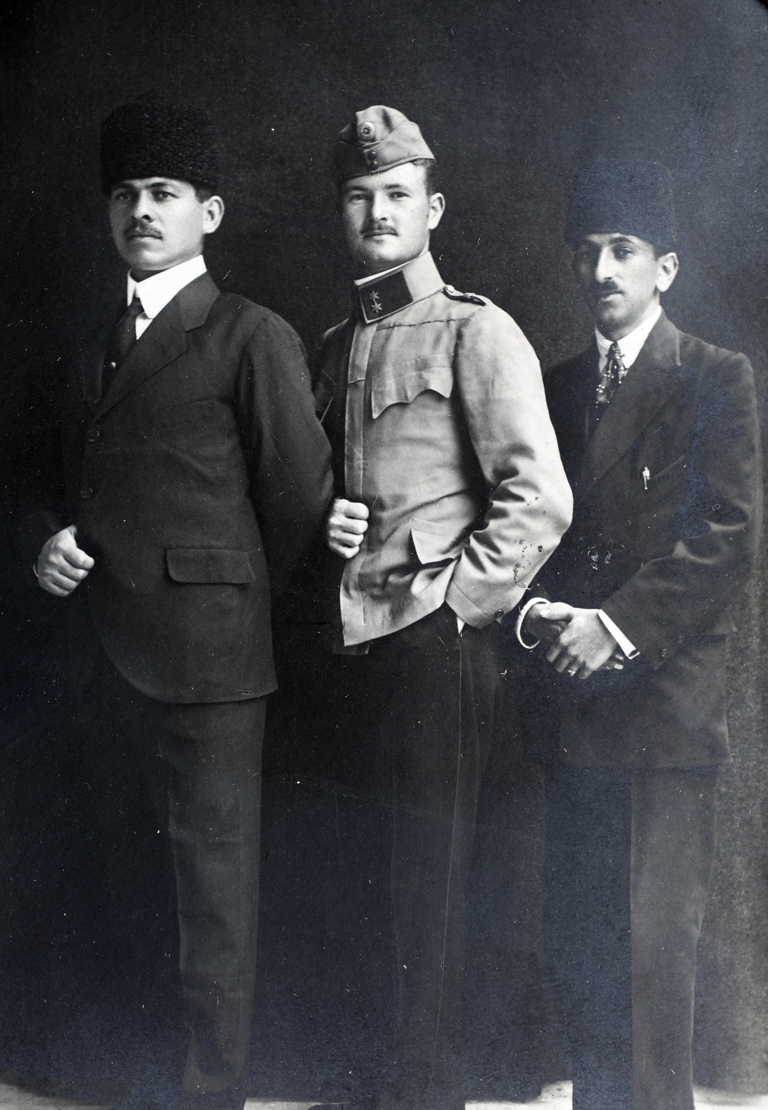 a török férfiak között Kieselbach Gyula főhadnagy., 1916, Kieselbach Gyula, hárman, férfiak, Fortepan #191544