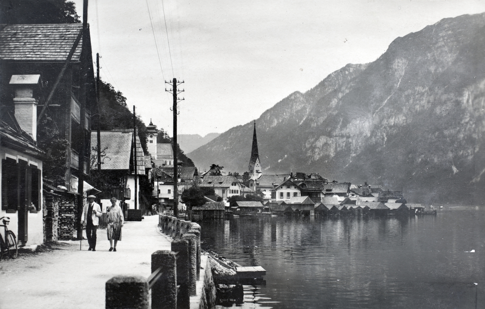 Austria, Hallstatt, Seestrasse, a felvétel a Hallstätter See partján készült. Szemben az evangélikus templom, balra a Mária Mennybemenetele templom (Pfarrkirche Maria Himmelfahrt) látható., 1930, Kieselbach Gyula, Fortepan #191552