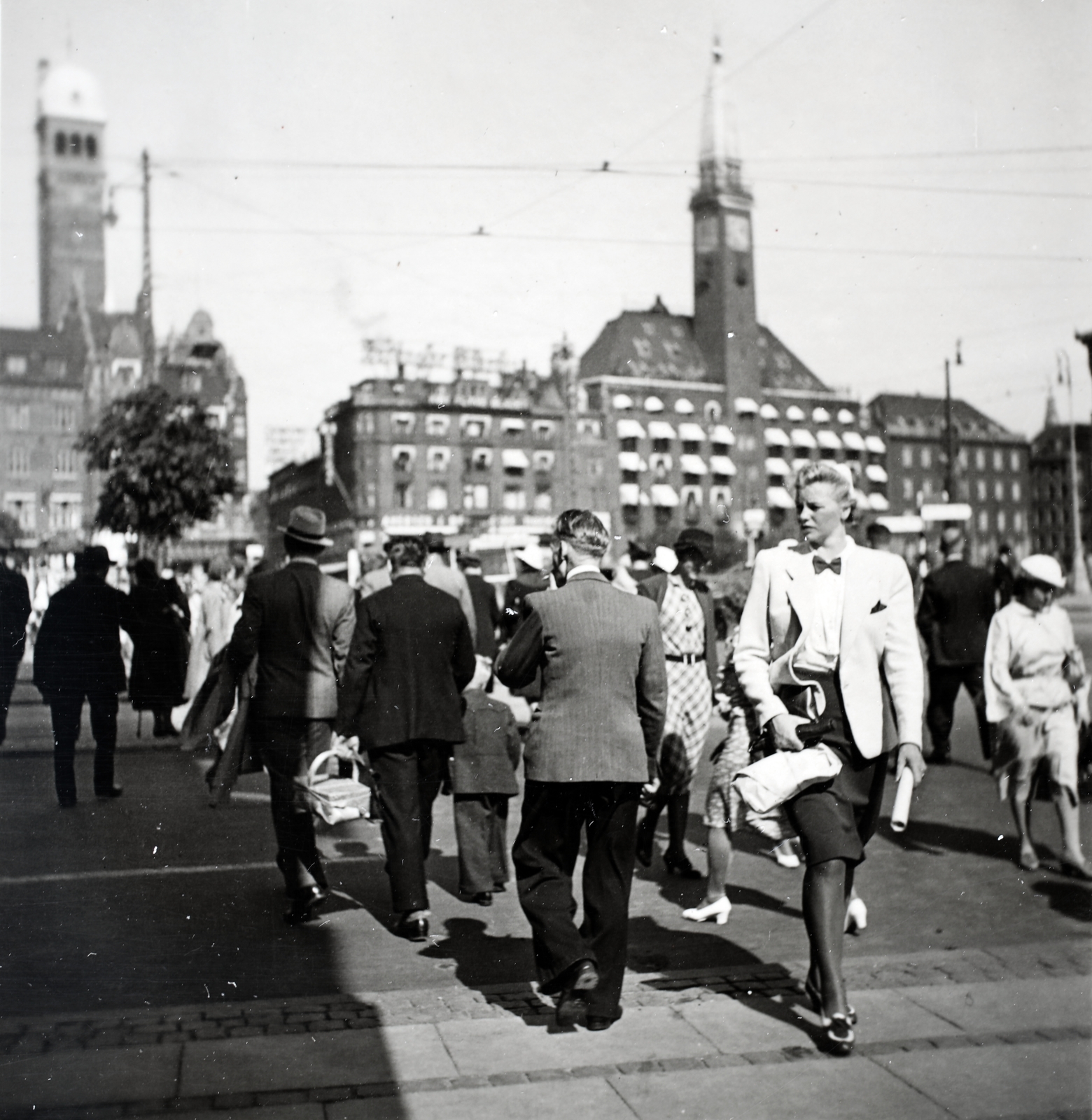 Denmark, Copenhagen, Rådhuspladsen, jobbra a háttérben a Scandic Palace Hotel., 1939, Kieselbach Gyula, bow tie, Fortepan #191574