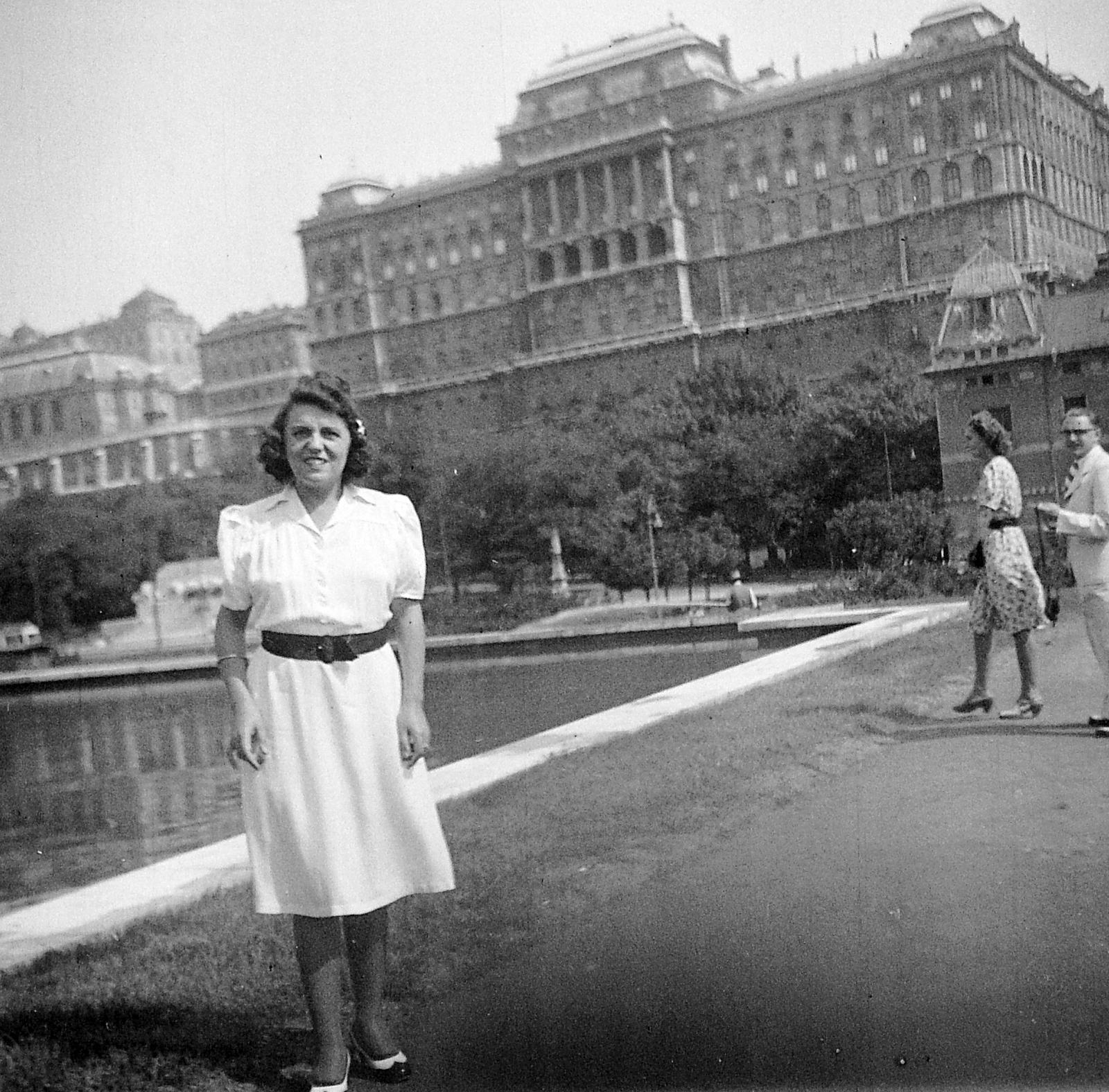 Hungary, Tabán, Budapest I., szökőkút a mai Krisztina körút feletti parkban. Háttérben a Dózsa György (Palota) tér, fent a Királyi Palota (később Budavári Palota)., 1943, Fortepan, portrait, fashion, hairdo, lady, Budapest, summer dresses, Fortepan #1916