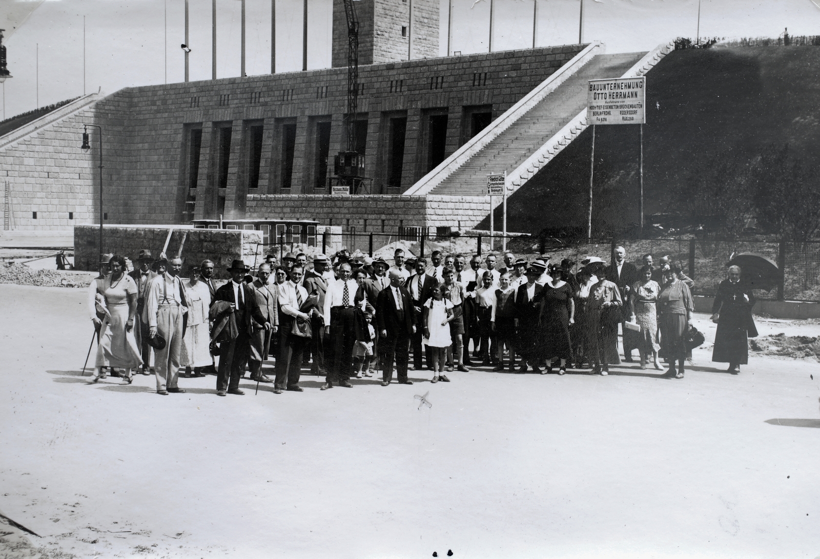 Németország, Berlin, Olympiapark, háttérben a Harangtorony és a Langemarckhalle., 1936, Kieselbach Gyula, Fortepan #191613