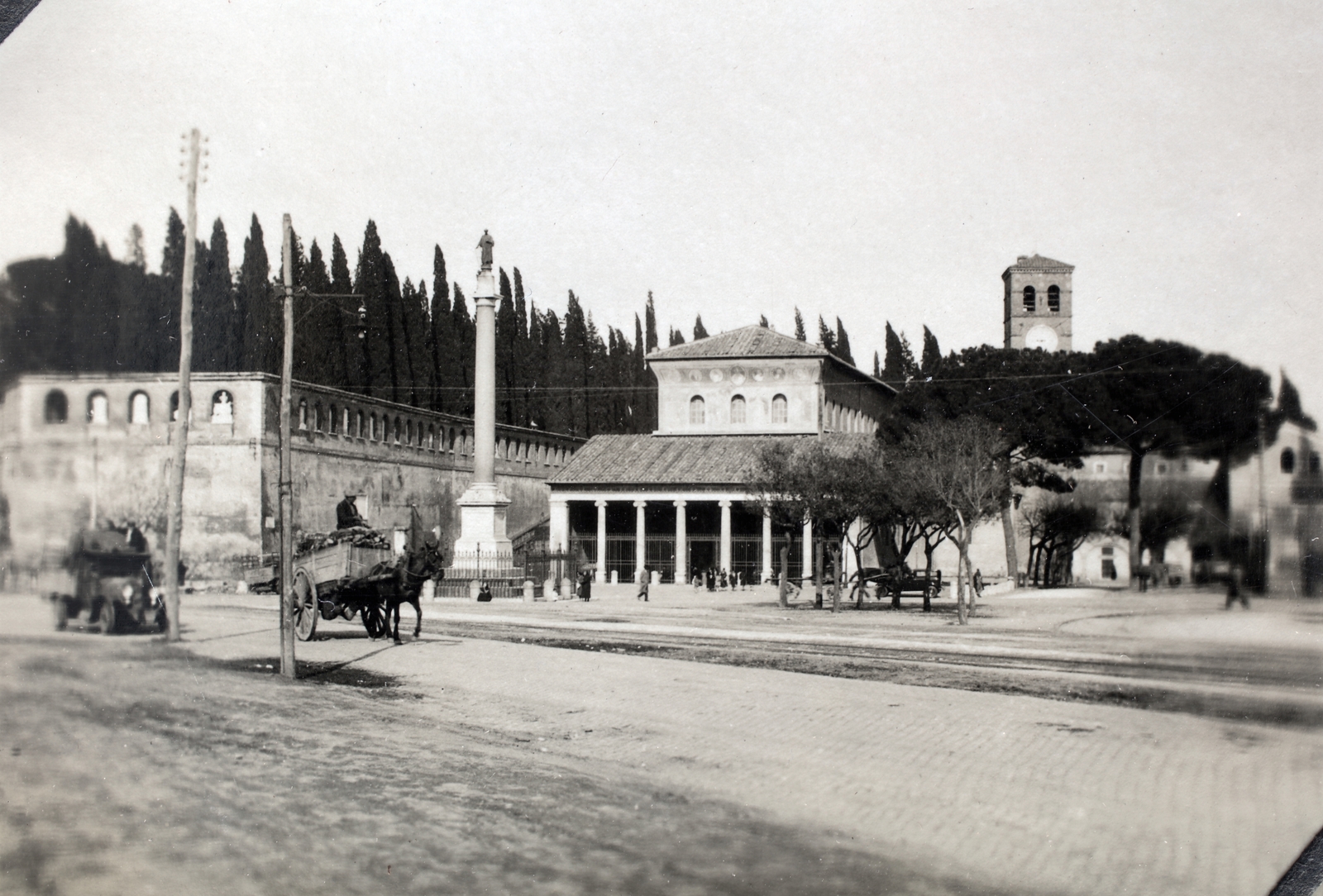 Italy, Rome, Piazzale del Verano, balra a Veranó temető. Szemben a Piazzale San Lorenzo, a Szent Lőrinc-templom (San Lorenzo fuori le mura) előtte Szent Lőrinc szobra., 1931, Kieselbach Gyula, Fortepan #191639