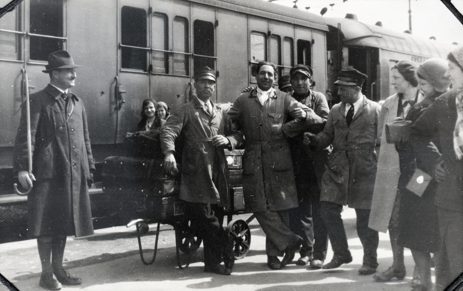 Italy, Venice, 1931, Kieselbach Gyula, railway, suitcase, carrier, Fortepan #191643