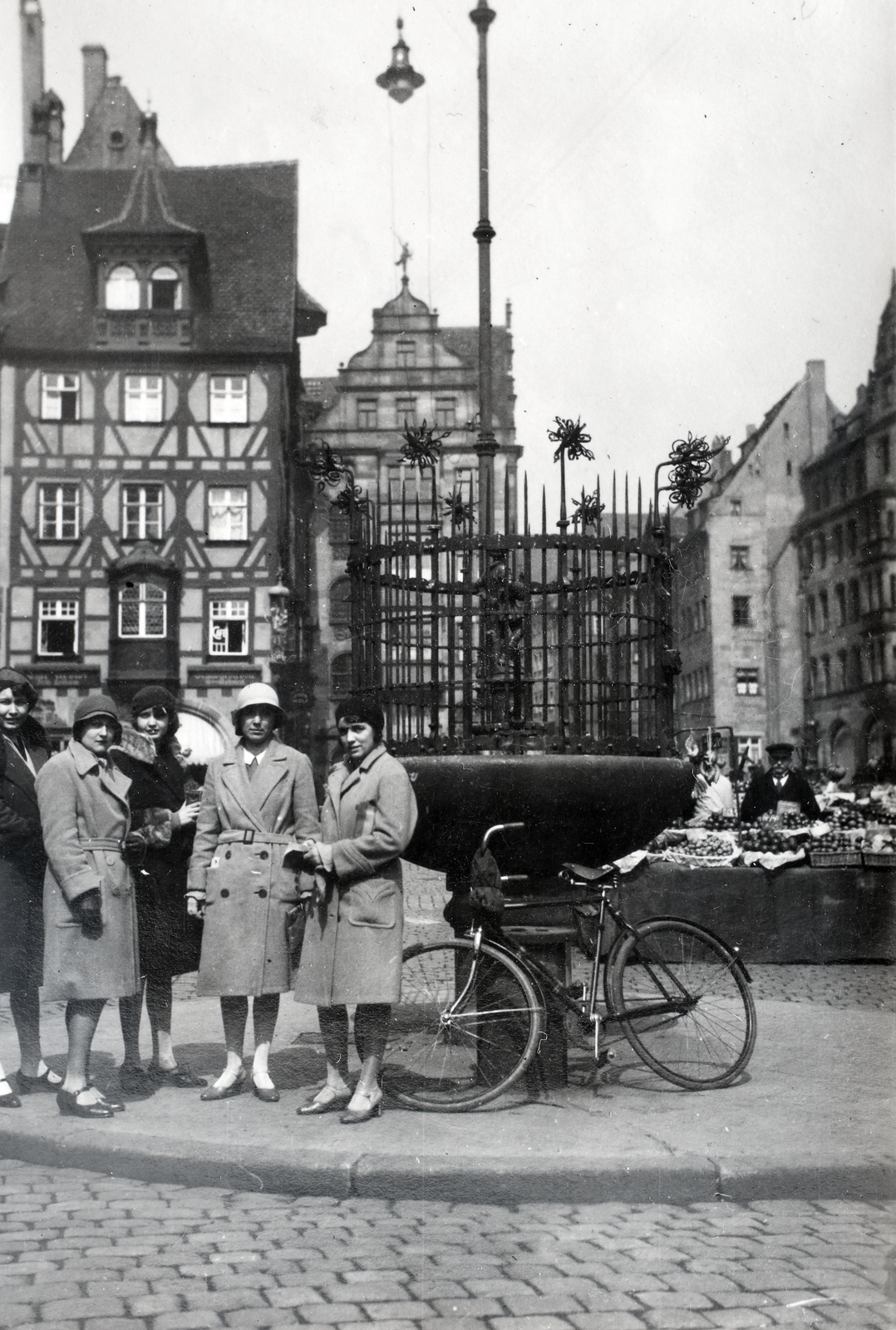 Germany, Nuremberg, Obstmarkt (Gänsemarkt), előtérben a Gänsemännchenbrunnen (később a Városháza mögött található)., 1930, Kieselbach Gyula, Fortepan #191645